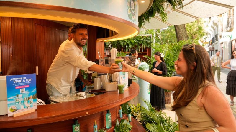 Una clienta recull el seu matcha de color blau al quiosc de Go-PopUp dissenyat per a Herbal Essences | Cedida Una clienta recull el seu matcha de color blau al quiosc de Go-PopUp dissenyat per a Herbal Essences | Cedida