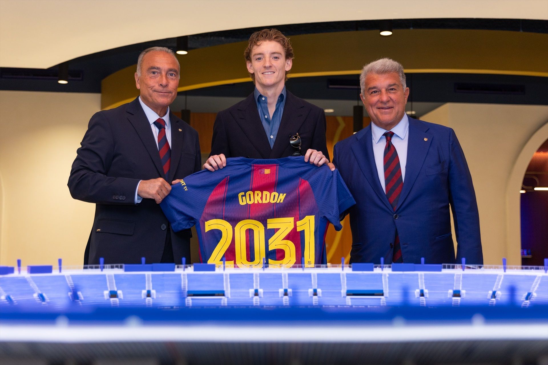 El davanter anglès Anthony Gordon ha signat contracte amb el FC Barcelona | Europa Press