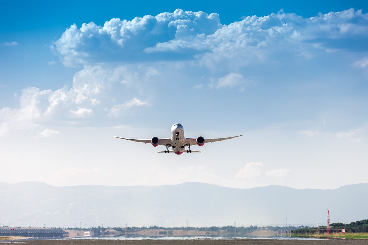 Pla obert d'un avió aterrant a un aeroport de l'Estat | Cedida