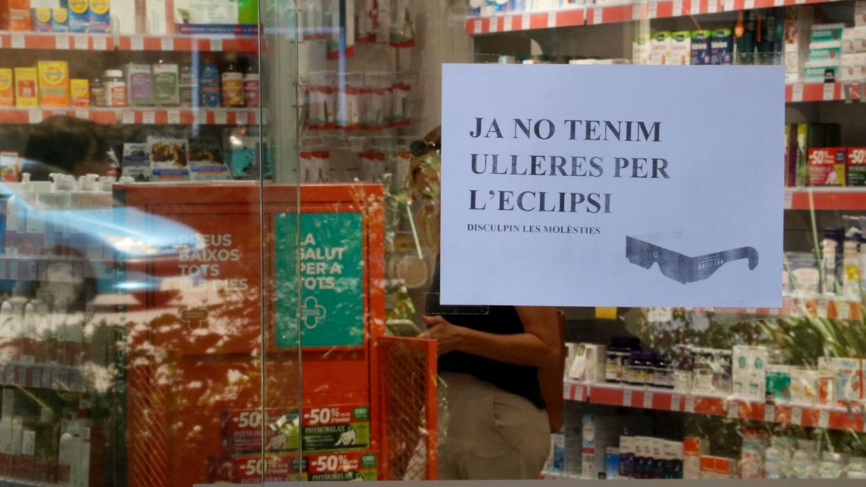 Cartell indicant que s'han esgotat les ulleres per l'eclipsi en un establiment de Girona, el dimarts 11 d'agost | Marina López (ACN) Cartell indicant que s'han esgotat les ulleres per l'eclipsi en un establiment de Girona, el dimarts 11 d'agost | Marina López (ACN)