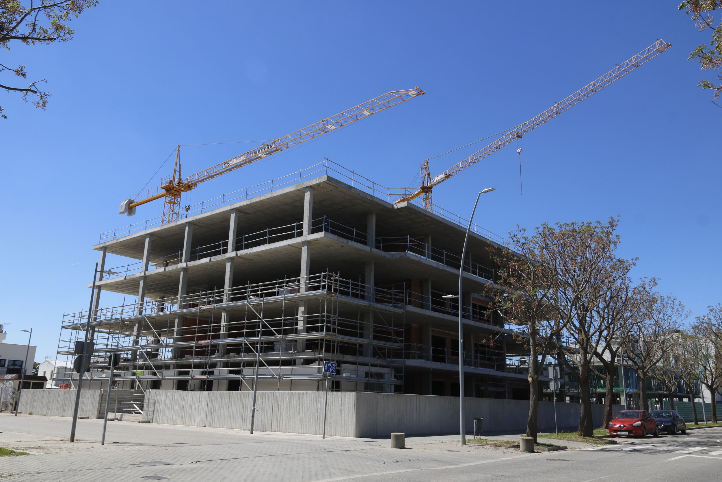 Edificio de viviendas en construcción en la avinguda de la Ciutat Jardí de Lleida | Roger Segura (ACN)