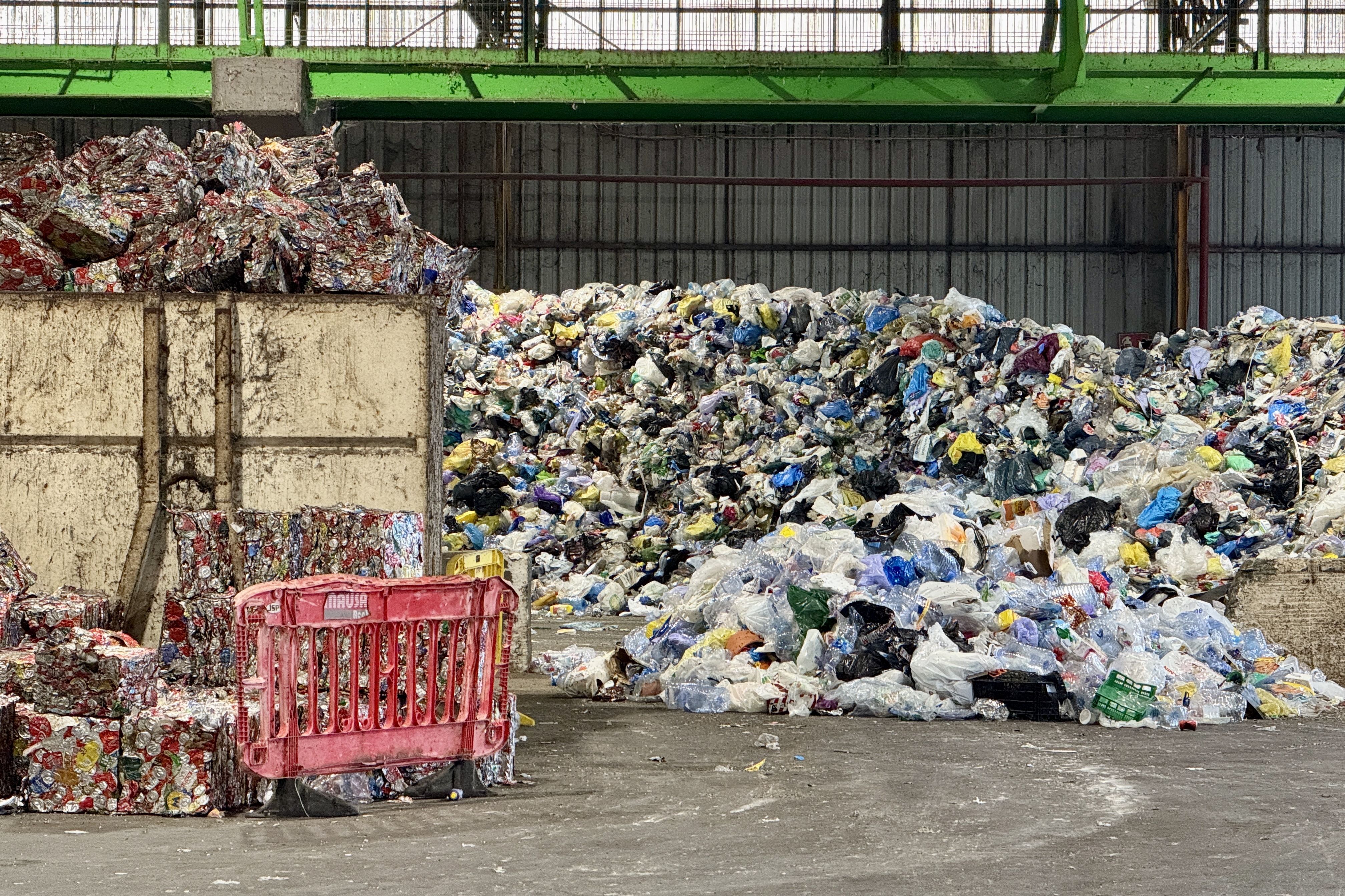 Residus a la planta de triatge d'envasos de Gavà | Jordi Pujolar (ACN) Residus a la planta de triatge d'envasos de Gavà | Jordi Pujolar (ACN)
