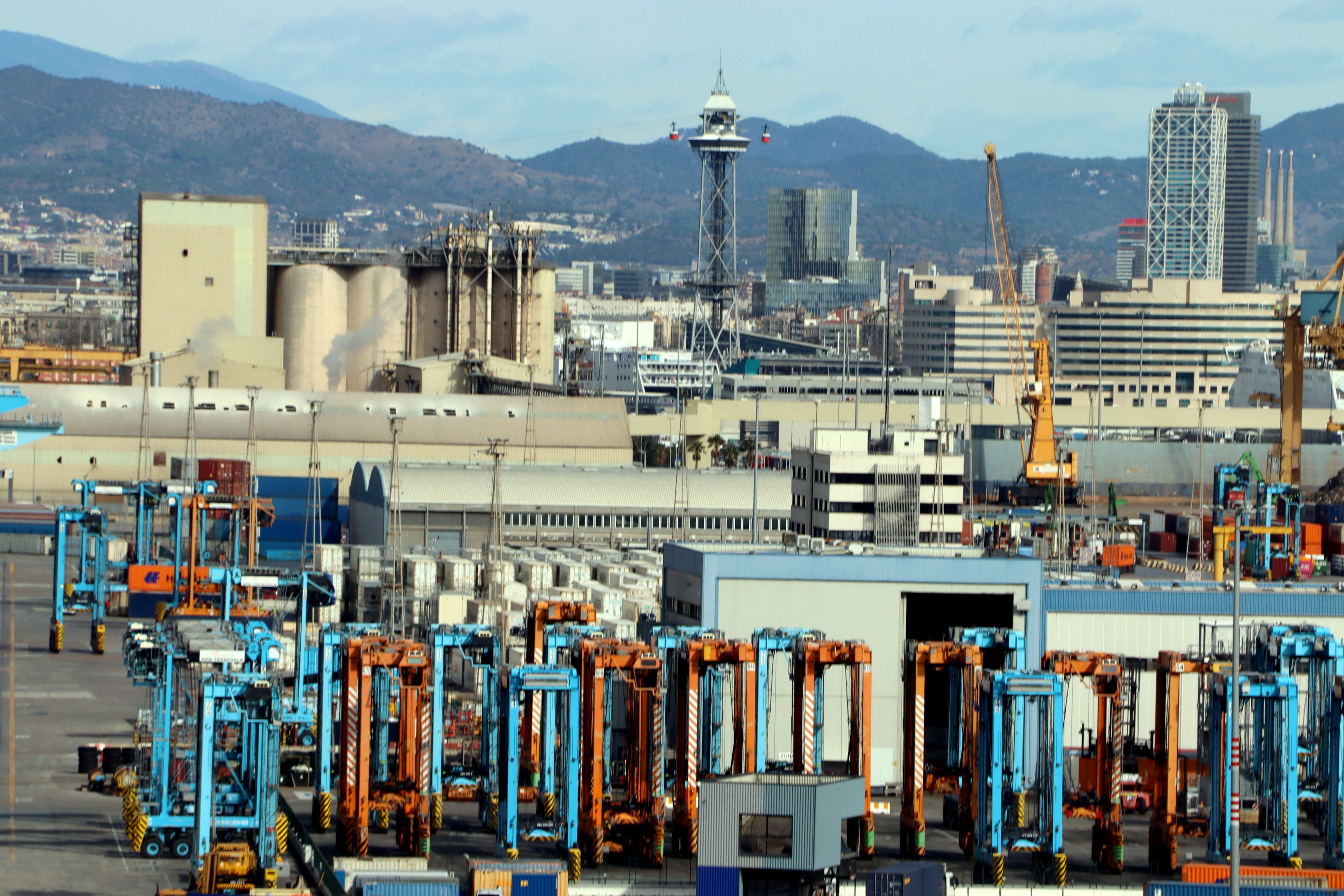Desenes de grues per a transportar contenidors de mercaderies al Port de Barcelona | Gerard Escaich Folch (ACN)