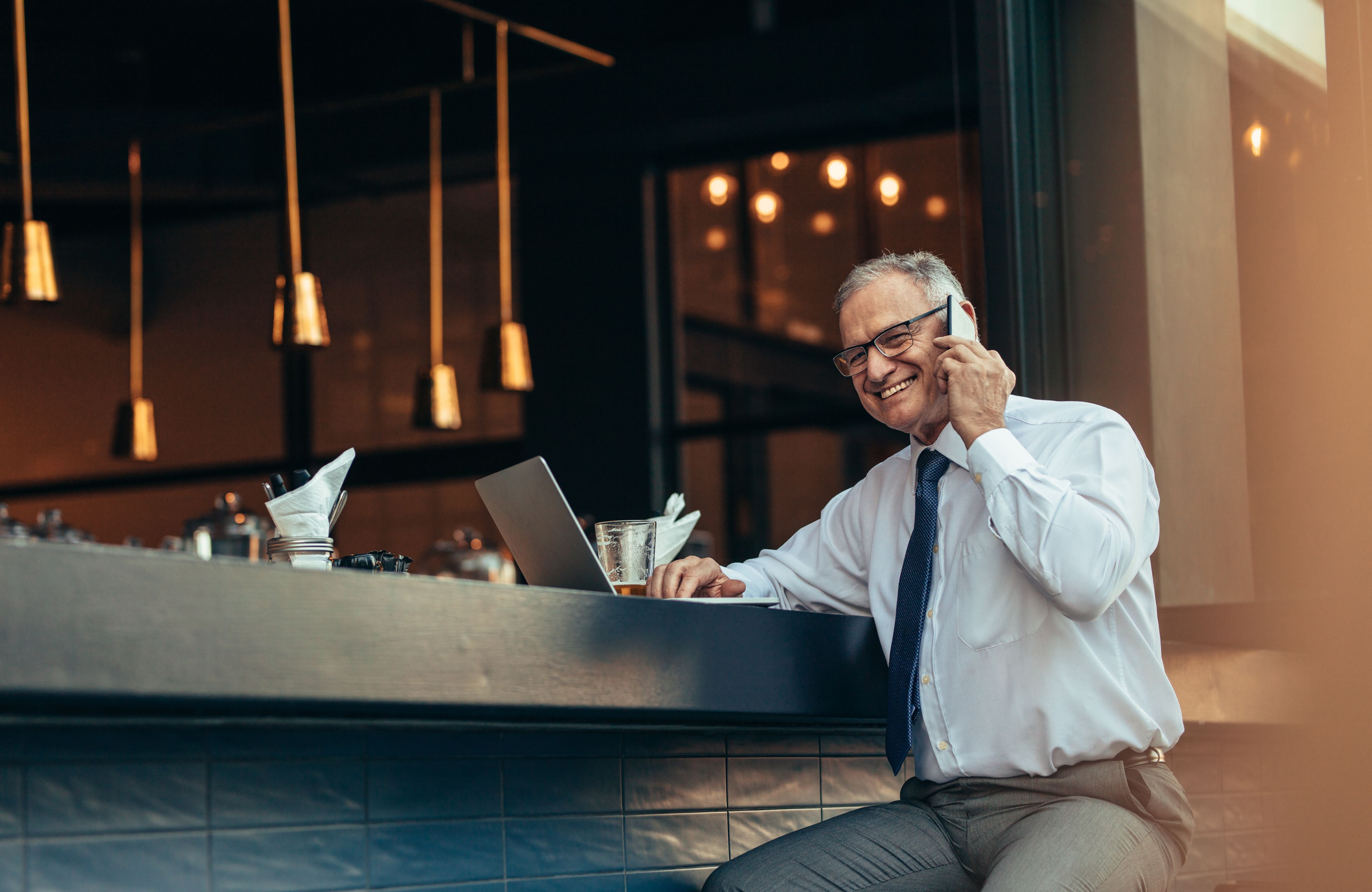 Un empresari sènior respon a una trucada de telèfon | iStock Un empresari sènior respon a una trucada de telèfon | iStock