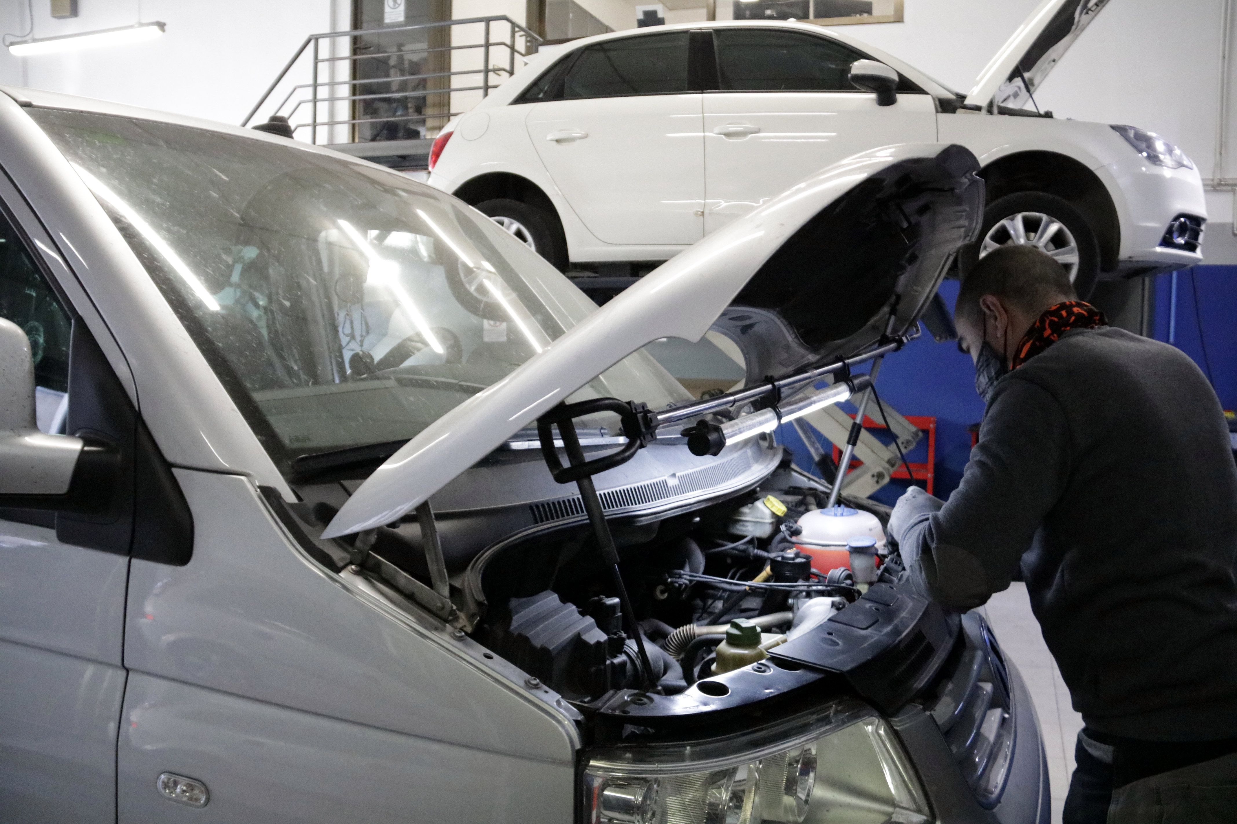 El gerent d'Autotaller Picart de Girona treballant en la reparació d'un vehicle | Marina López (ACN) El gerent d'Autotaller Picart de Girona treballant en la reparació d'un vehicle | Marina López (ACN)