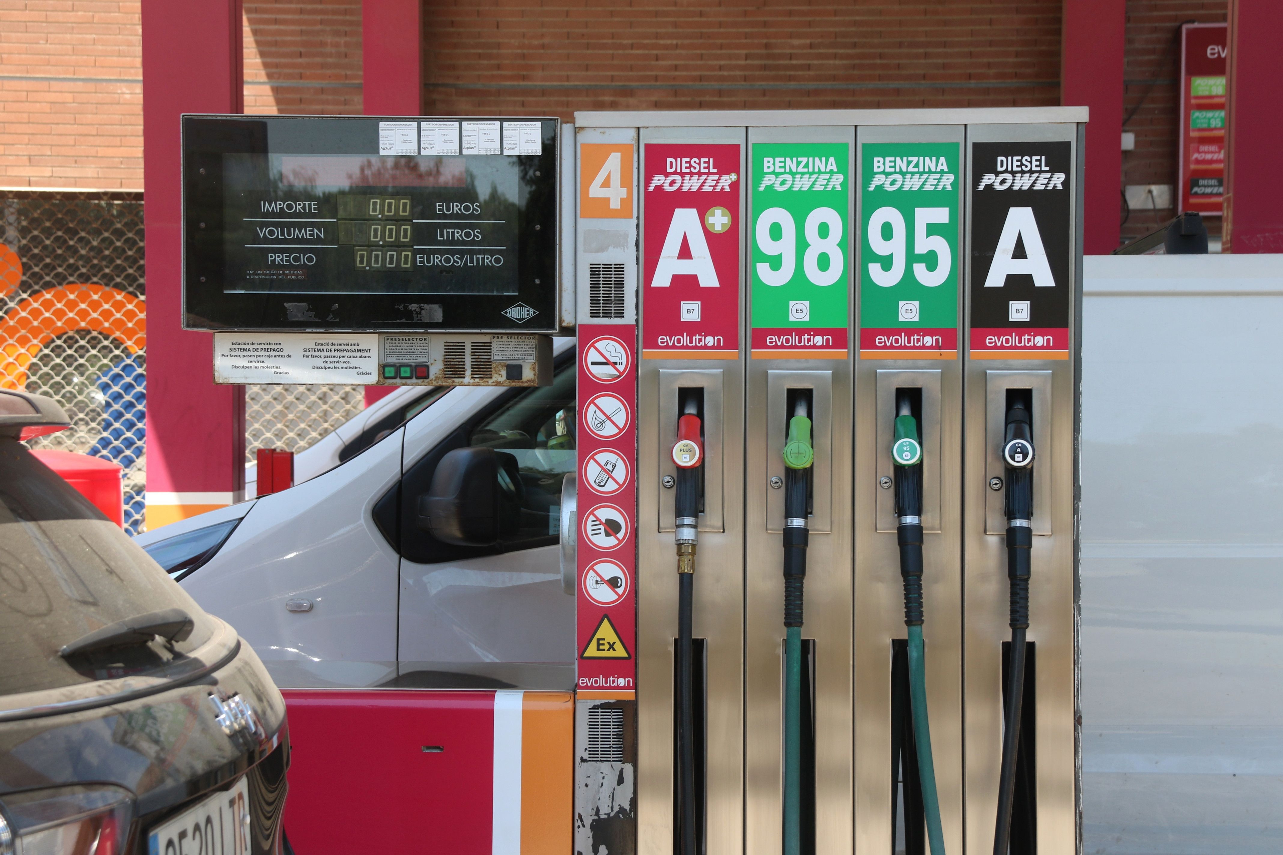 Un dispensador de combustible que té gasolina i dièsel | Maria Asmarat / Iñaki Martinez Azpiroz (ACN) Un dispensador de combustible que té gasolina i dièsel | Maria Asmarat / Iñaki Martinez Azpiroz (ACN)