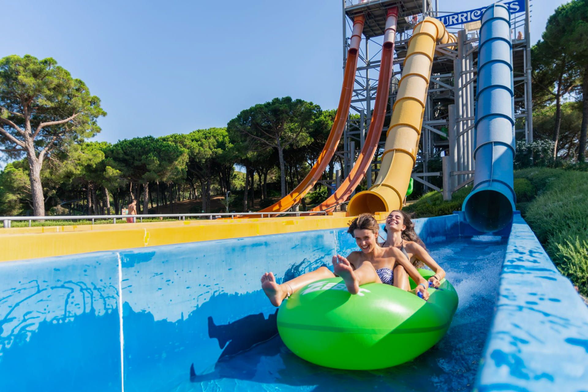 Dues noies gaudeixen d'un tobogan aquàtic a Water World, Lloret de Mar | Waterworld.es Dues noies gaudeixen d'un tobogan aquàtic a Water World, Lloret de Mar | Waterworld.es