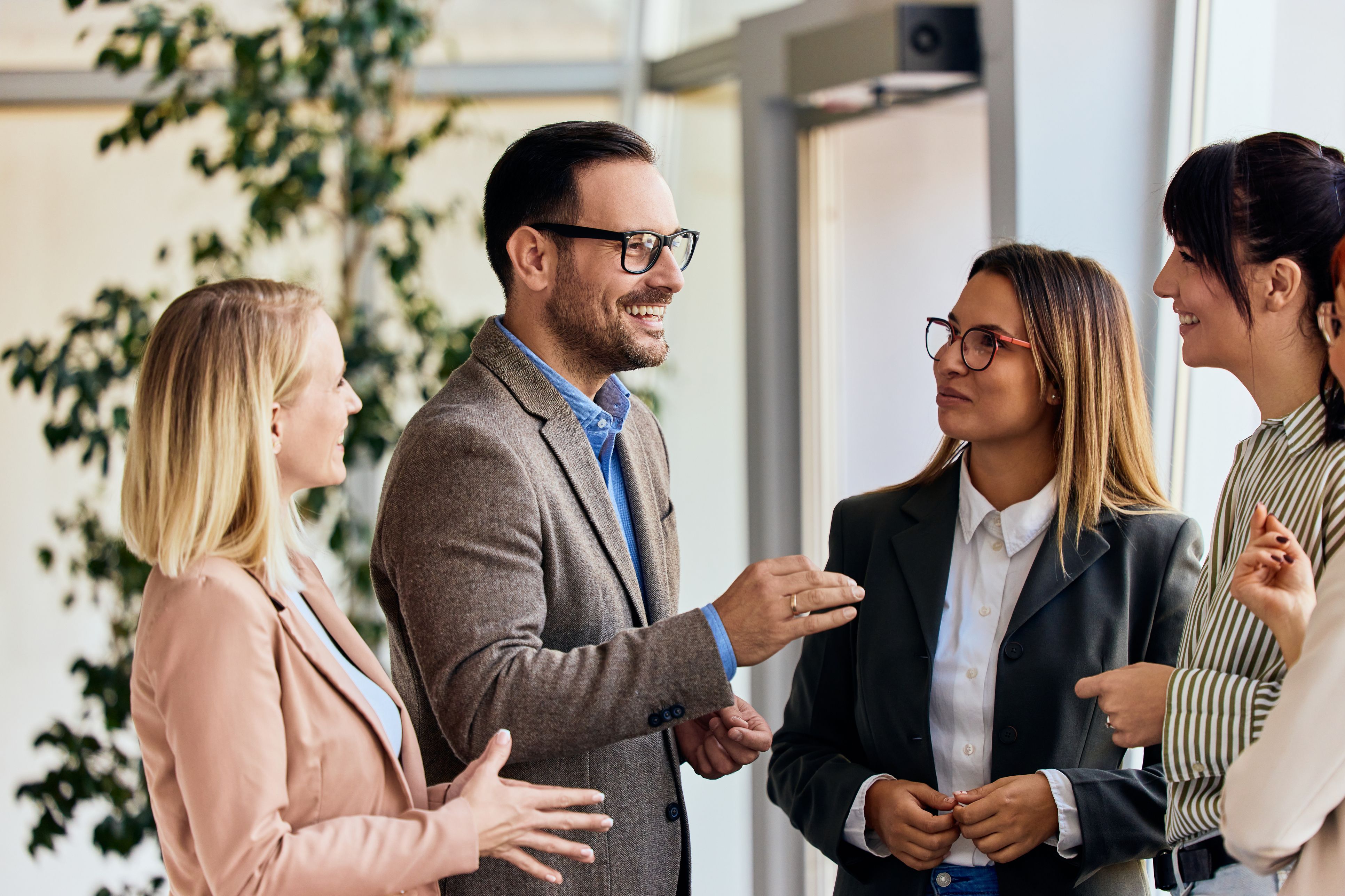 Diversos treballadors conversen al seu espai de feina | iStock Diversos treballadors conversen al seu espai de feina | iStock