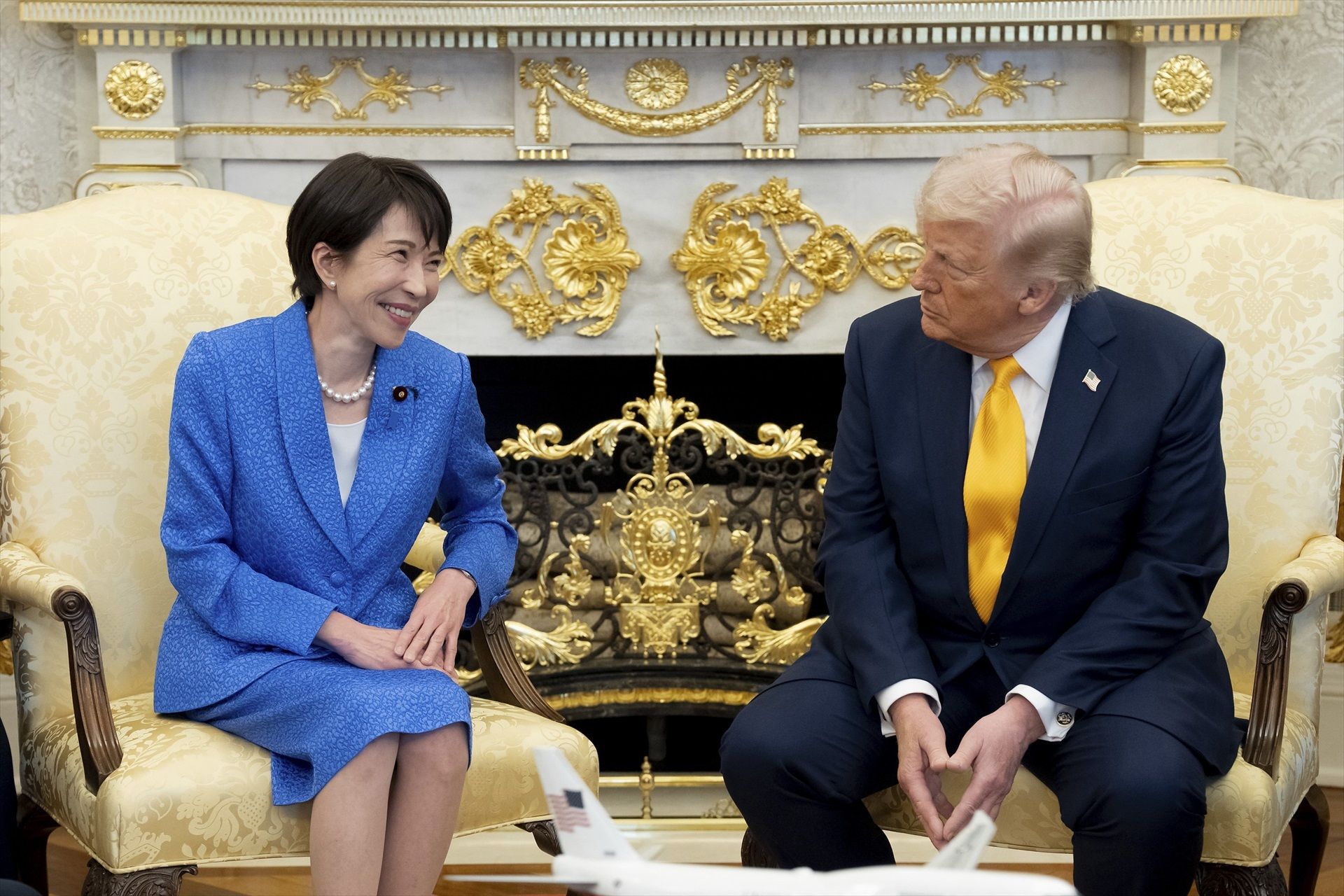 El president dels Estats Units, Donald Trump, conversa amb la primera ministra japonesa, Sanae Takaichi, durant una reunió bilateral al Despatx Oval de la Casa Blanca | Emily Higgins (Casa Blanca)