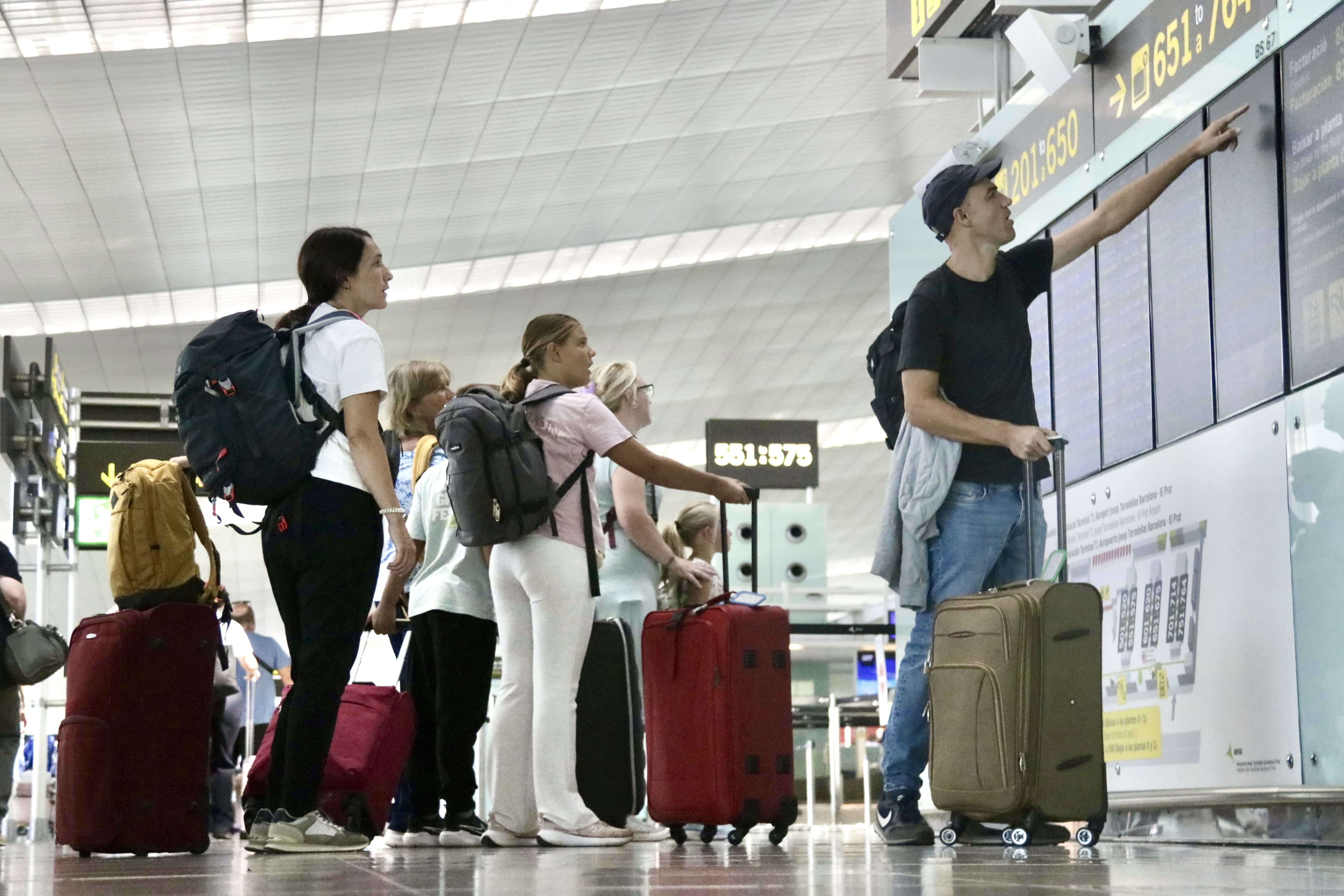 Viatgers consulten l'estat dels vols a l'aeroport de Barcelona | Jordi Pujolar (ACN) Viatgers consulten l'estat dels vols a l'aeroport de Barcelona | Jordi Pujolar (ACN)