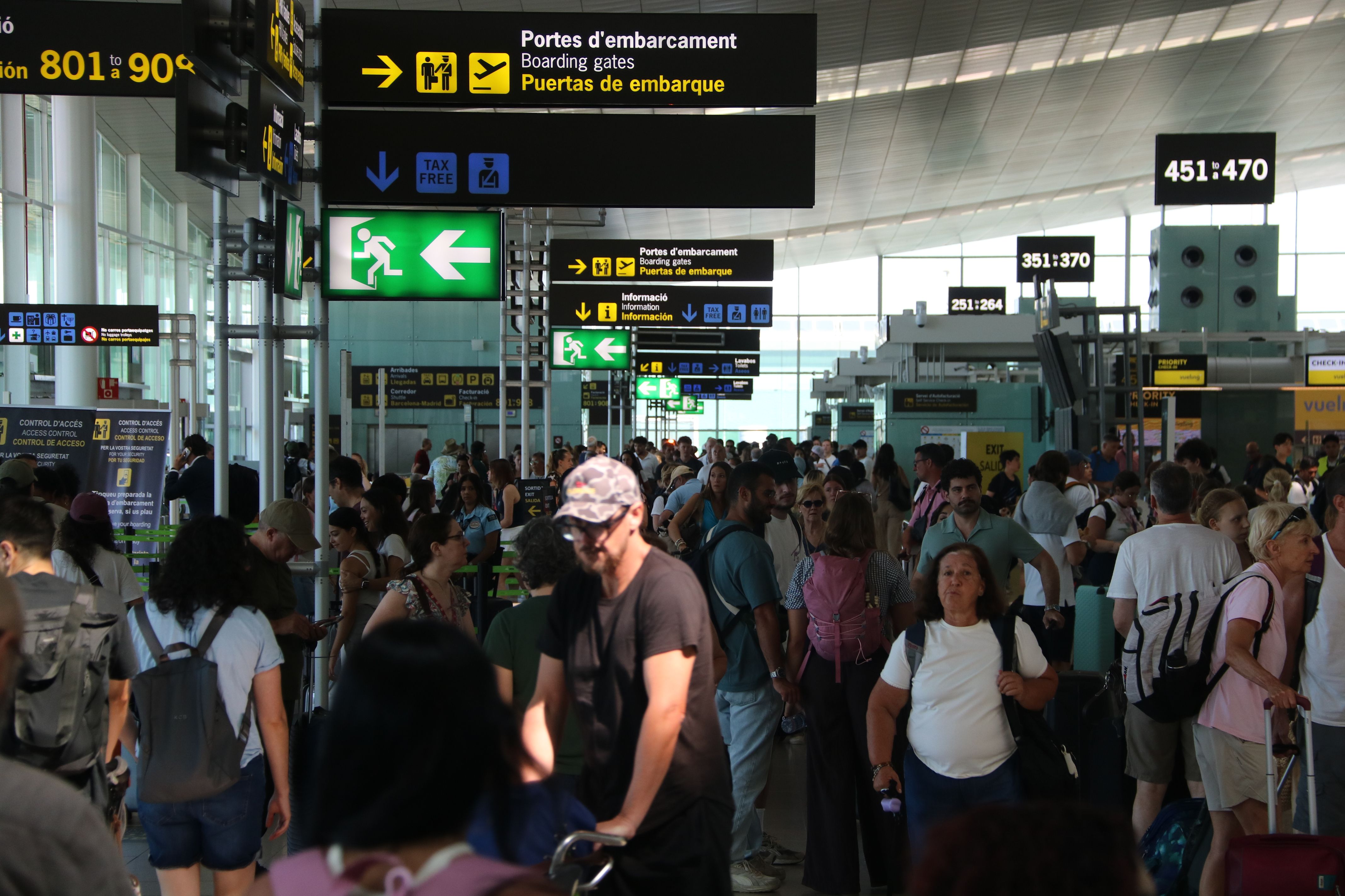 Persones amb maletes al vestíbul de sortides de l'aeroport del Prat | Iñaki Martinez Azpiroz / Albert Segura (ACN) Persones amb maletes al vestíbul de sortides de l'aeroport del Prat | Iñaki Martinez Azpiroz / Albert Segura (ACN)