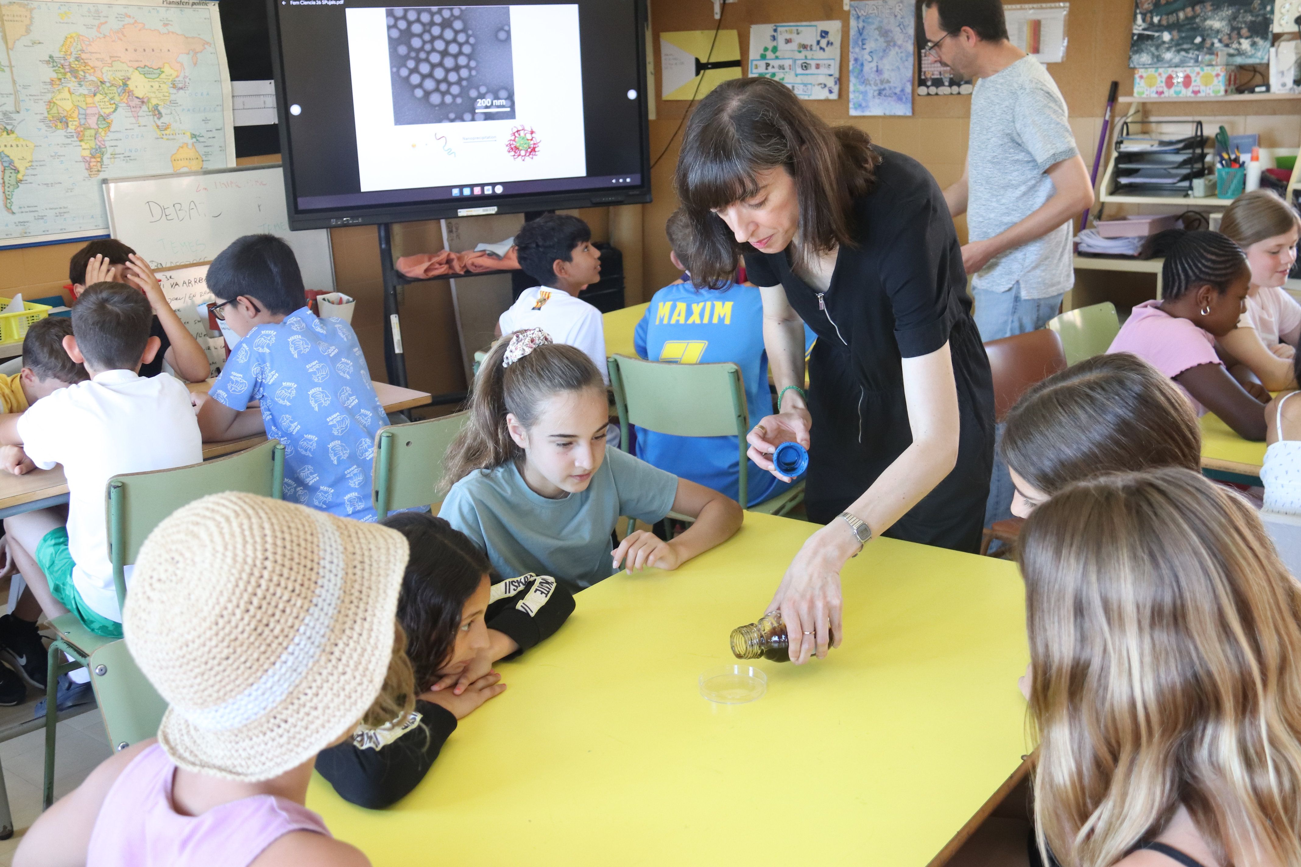 La científica Sílvia Pujals explica com fer un experiment a alguns dels alumnes de sisè de primària de l'escola de Bordils | Aleix Freixas (ACN)