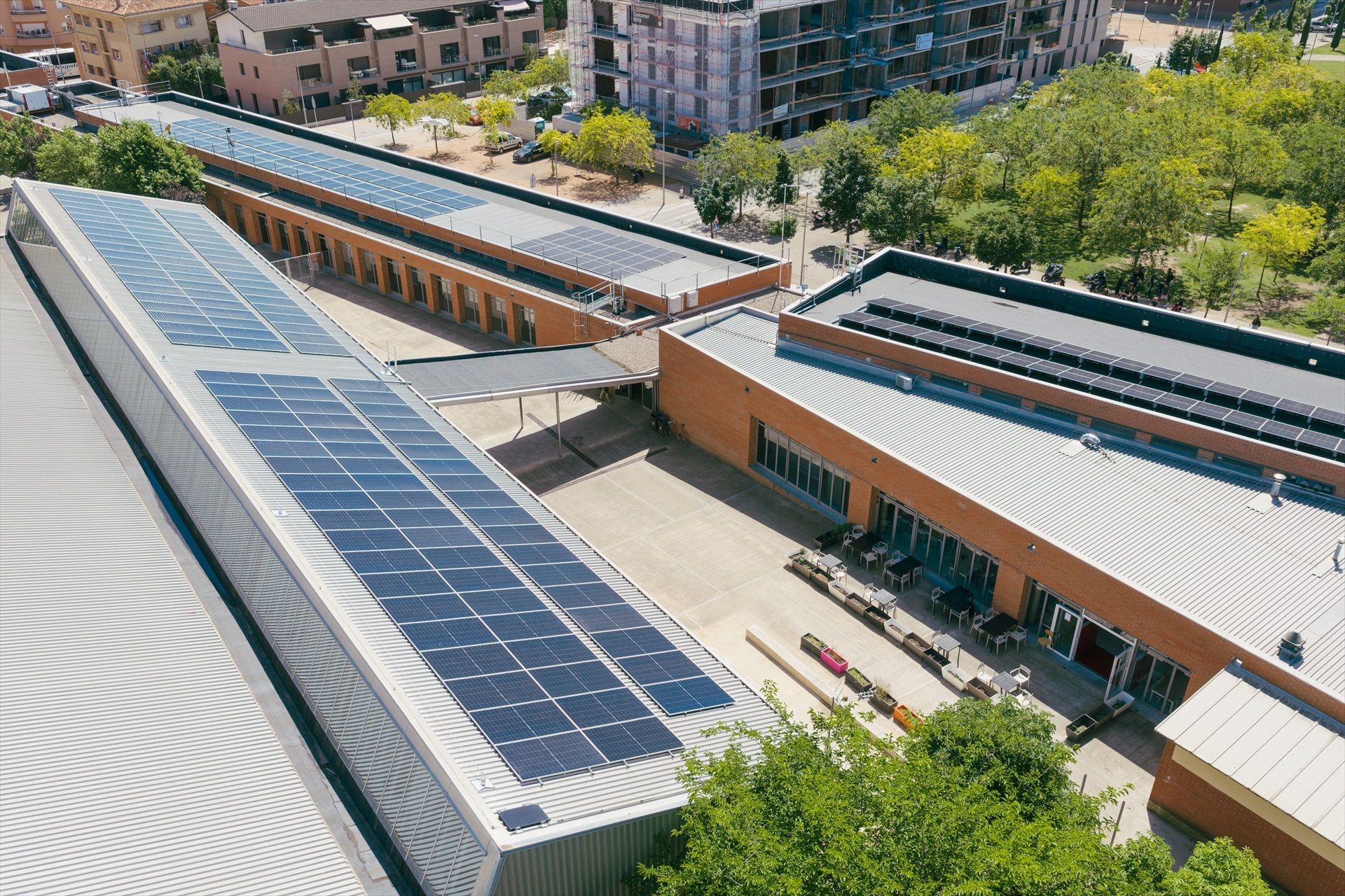 Diverses plaques solars distribuïdes per la teulada d'un centre educatiu | Cedida per L'Energètica