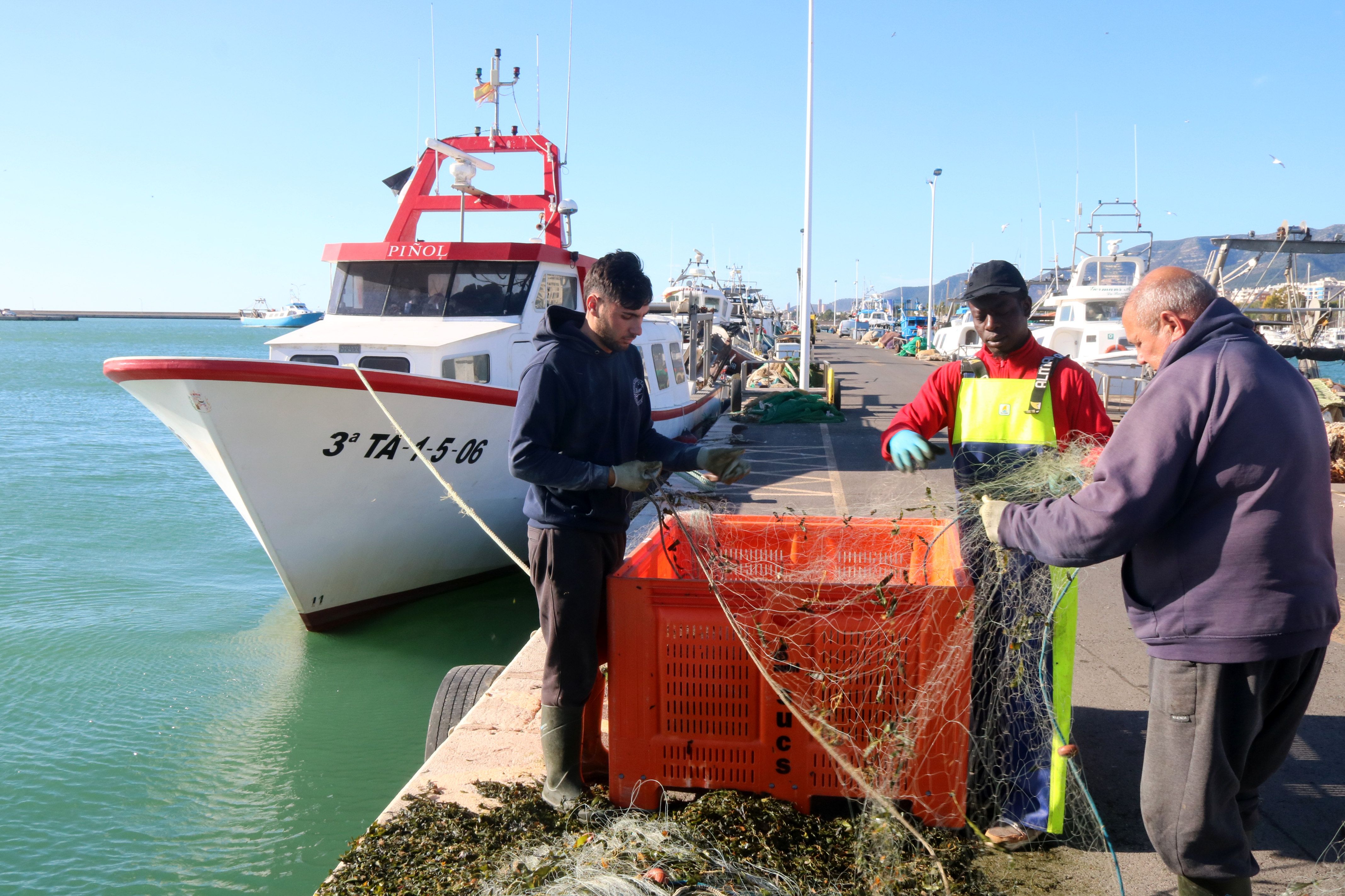 Pescadors treballant en el manteniment de les xarxes al port de la Ràpita | Jordi Marsal (ACN)