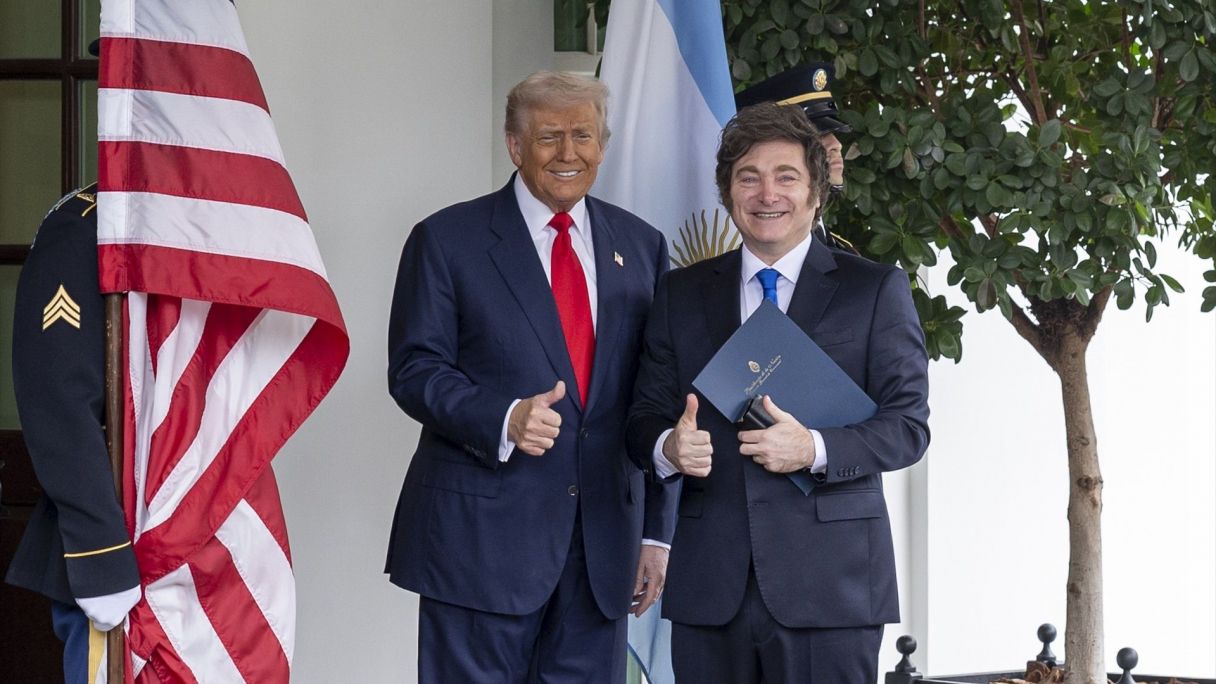 El president dels EUA, Donald Trump, saluda el president argentí, Javier Milei, quan arriba a l'ala oest de la Casa Blanca per a un dinar de treball | Mehmet Eser (Europa Press) El president dels EUA, Donald Trump, saluda el president argentí, Javier Milei, quan arriba a l'ala oest de la Casa Blanca per a un dinar de treball | Mehmet Eser (Europa Press)