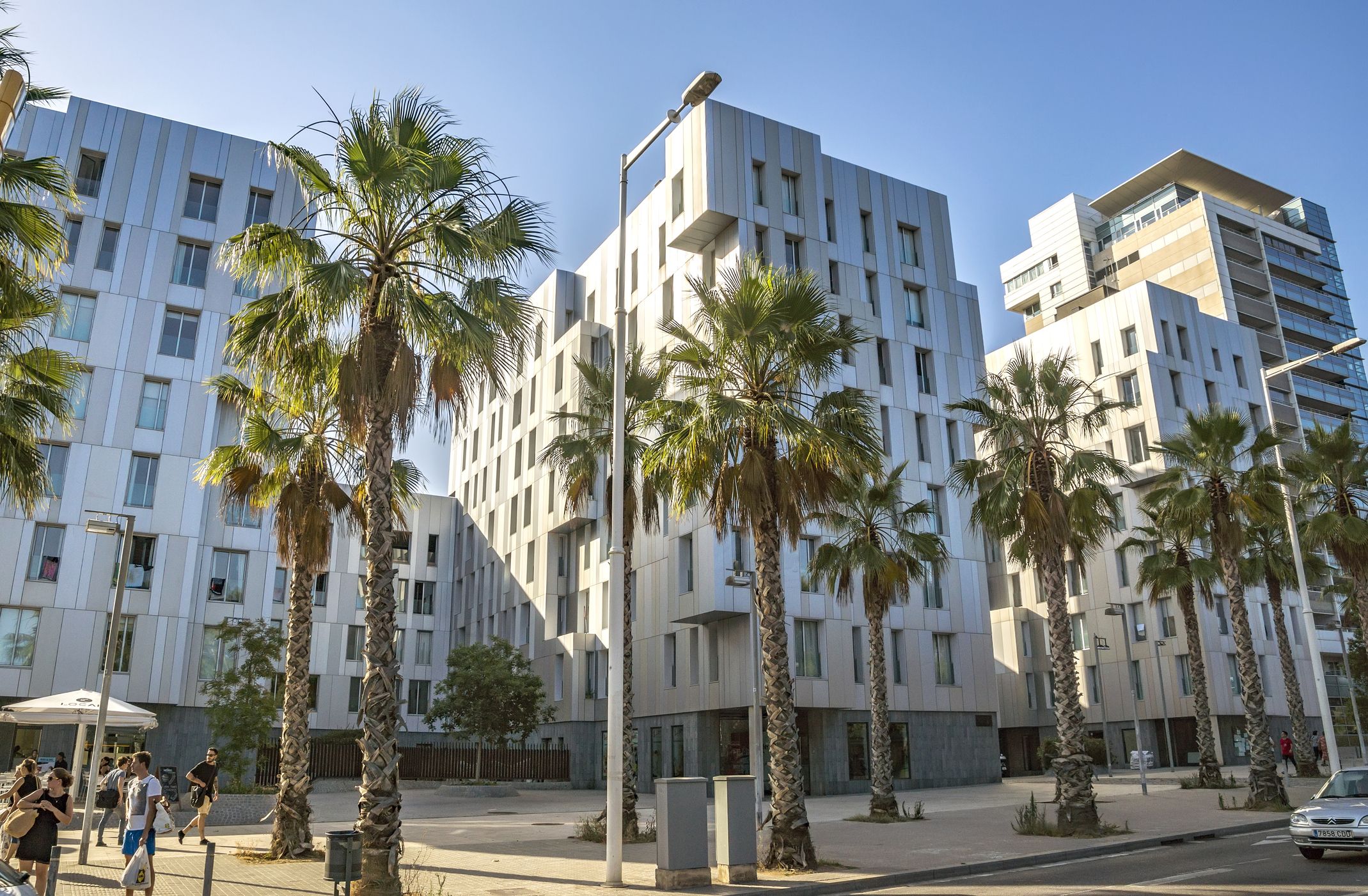 Bloc d'edificis al barri de Poblenou | iStock Bloc d'edificis al barri de Poblenou | iStock