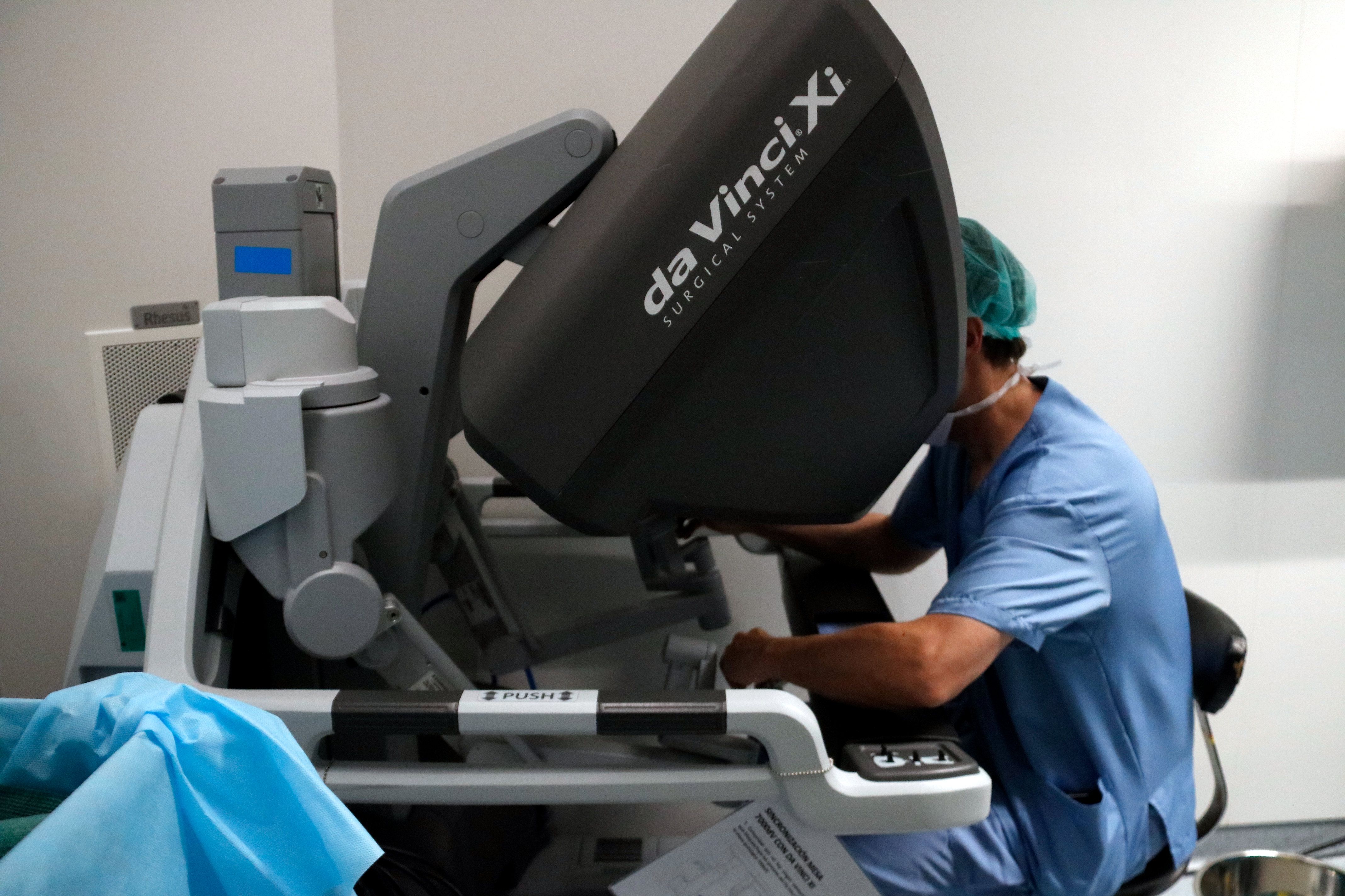 Un professional dirigint una operació amb el robot quirúrgic da Vinci al Trueta | Marina López (ACN)