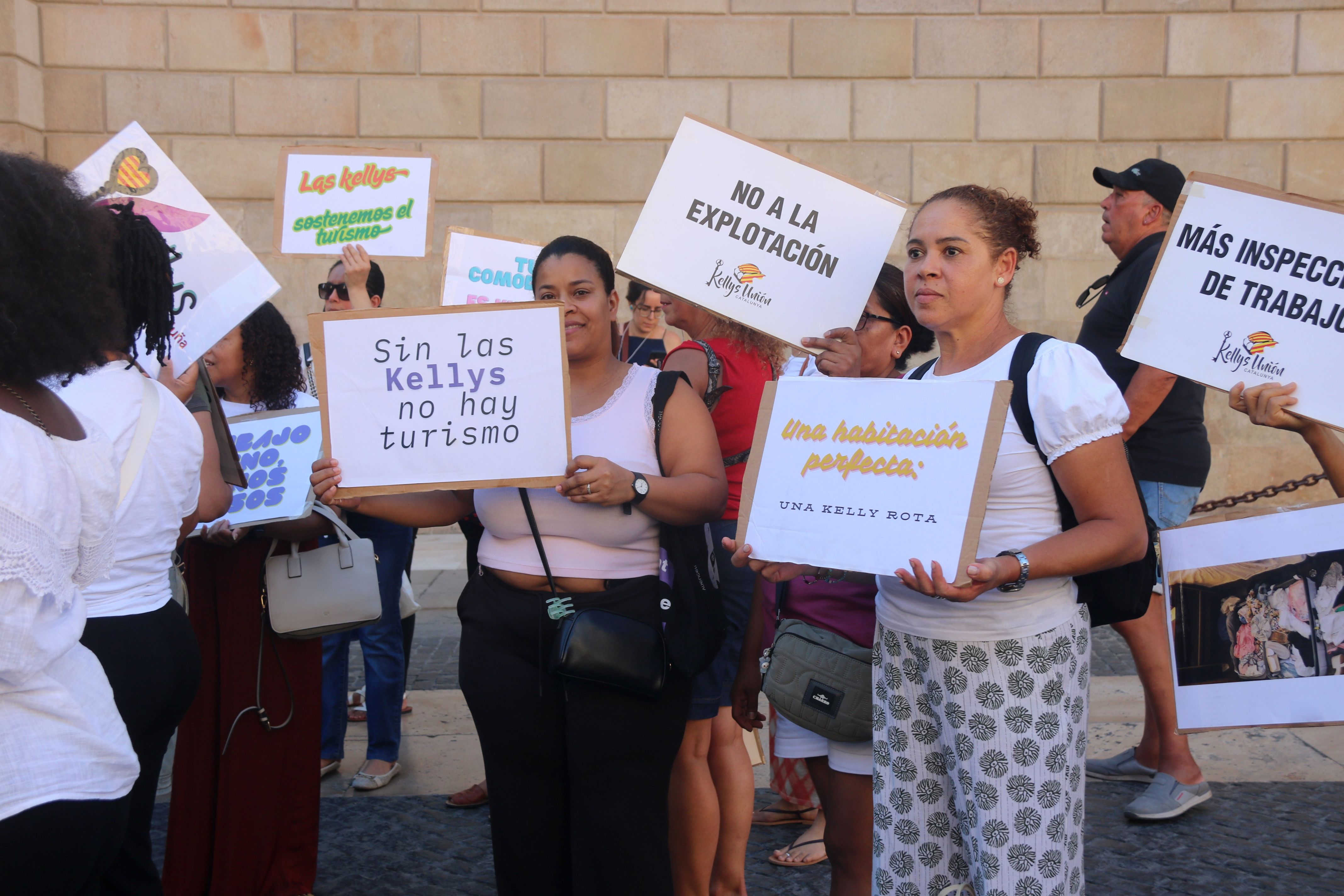 Cambreres de piso, conocidas popularmente como 'kellys', protestan en la plaça Sant Jaume de Barcelona | Maria Asmarat (ACN)