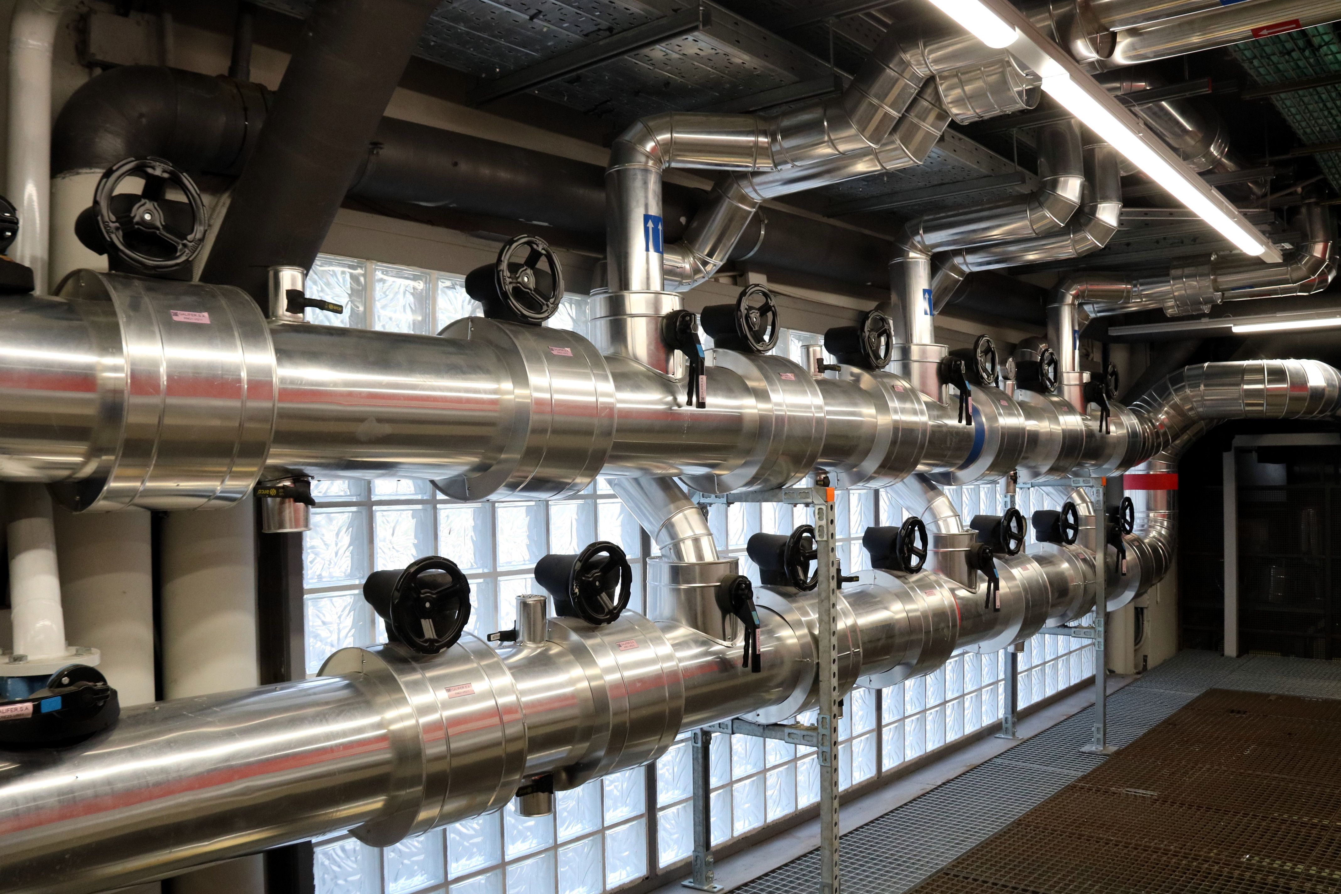 Tubs i conductes del sistema de refrigeració del centre de dades d'Equinix a Barcelona | Andrea Salazar (ACN) Tubs i conductes del sistema de refrigeració del centre de dades d'Equinix a Barcelona | Andrea Salazar (ACN)