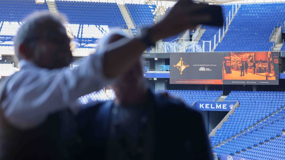 Dos assistents a la presentació del Club 1900 es fan una fotografia amb l'estadi de fons | Cedida Dos assistents a la presentació del Club 1900 es fan una fotografia amb l'estadi de fons | Cedida