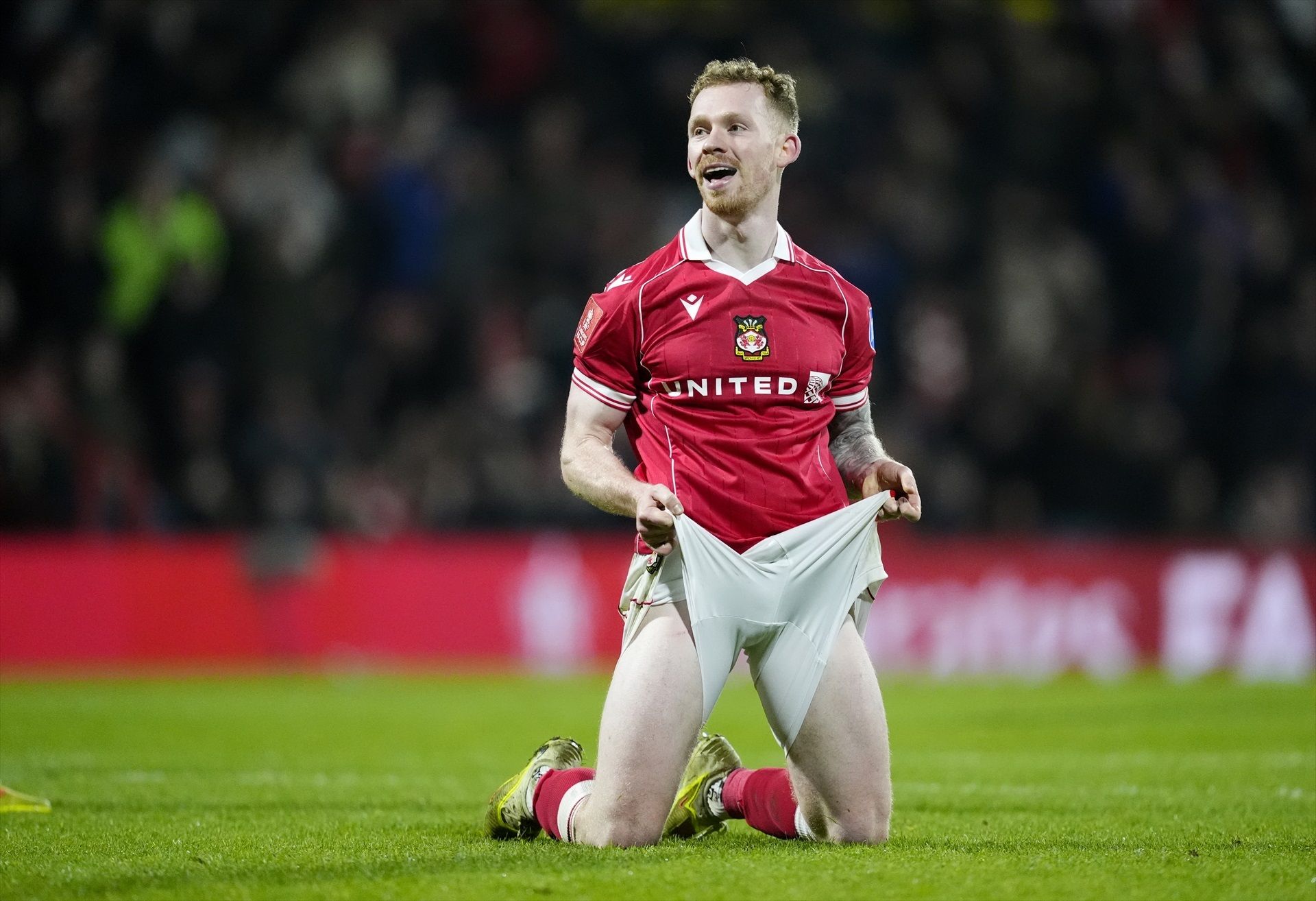 Lewis O'Brien, del Wrexham AFC, reacciona després de fallar una oportunitat de gol durant la FA Cup anglesa | Nick Potts (PA Wire / Europa Press)