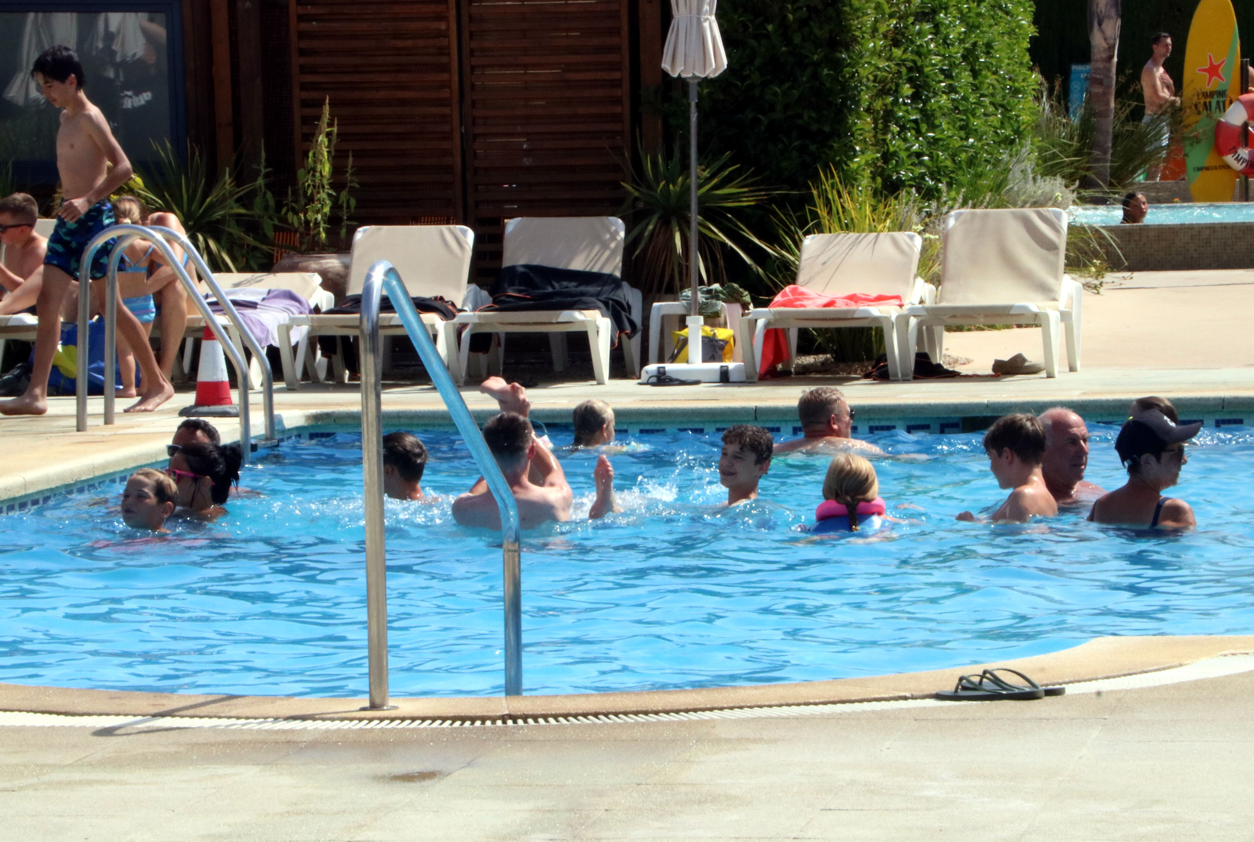 La piscina del càmping Salatà de Roses | Iñaki Martinez Azpiroz, Jordi Bataller i Quim Vallès (ACN)