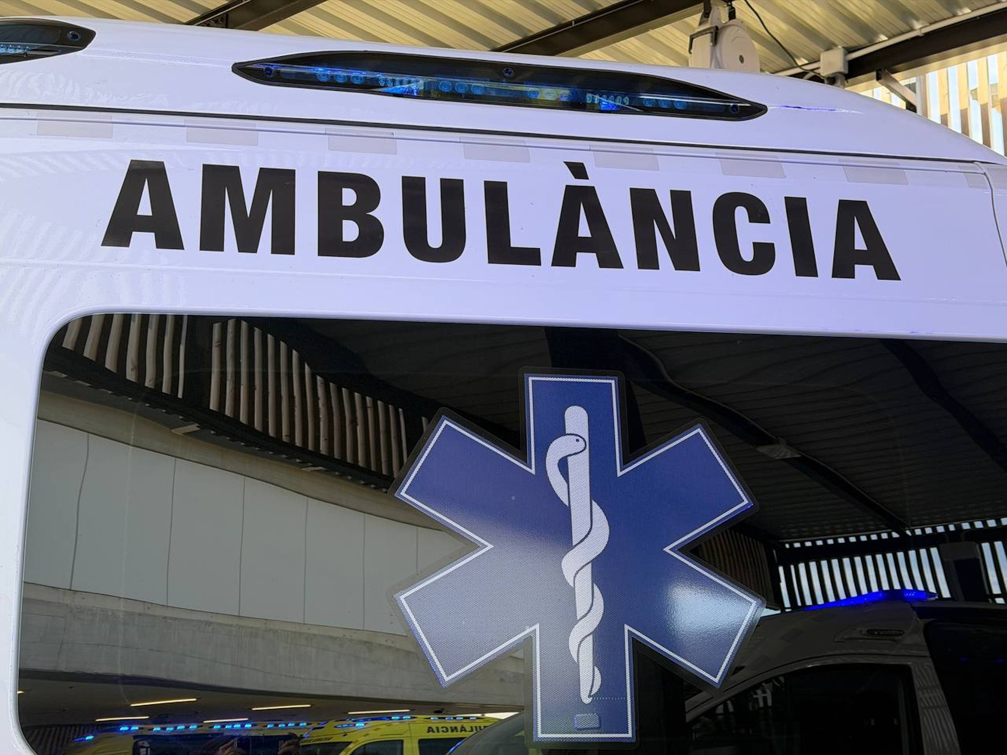 Lateral d'una ambulància per al transport sanitari no urgent del SEM | Laura Fíguls (ACN)