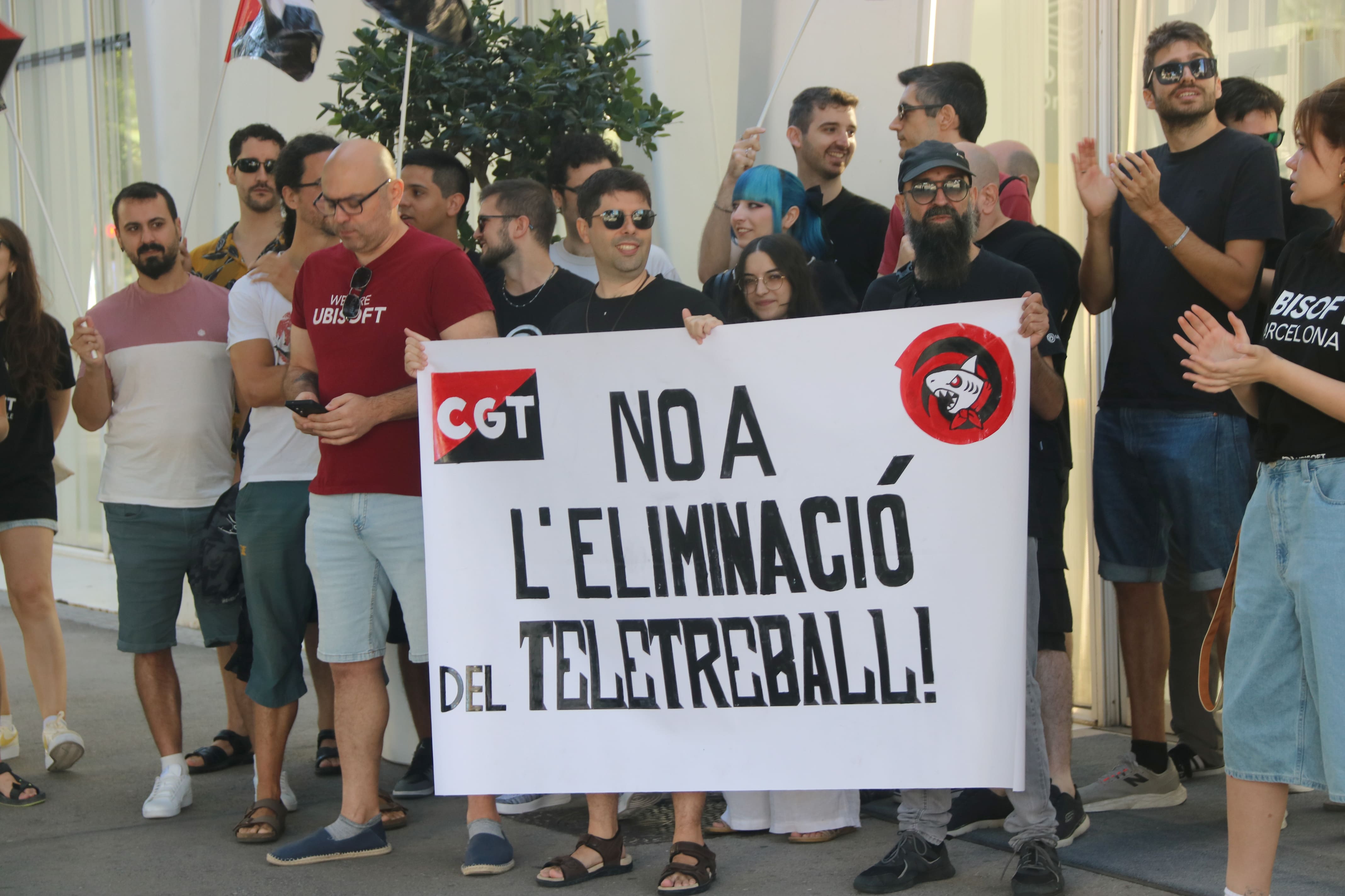 Treballadors d'Ubisoft Mobile Barcelona es concentren a les portes de l'oficina contra l'eliminació del teletreball | Maria Asmarat (ACN)