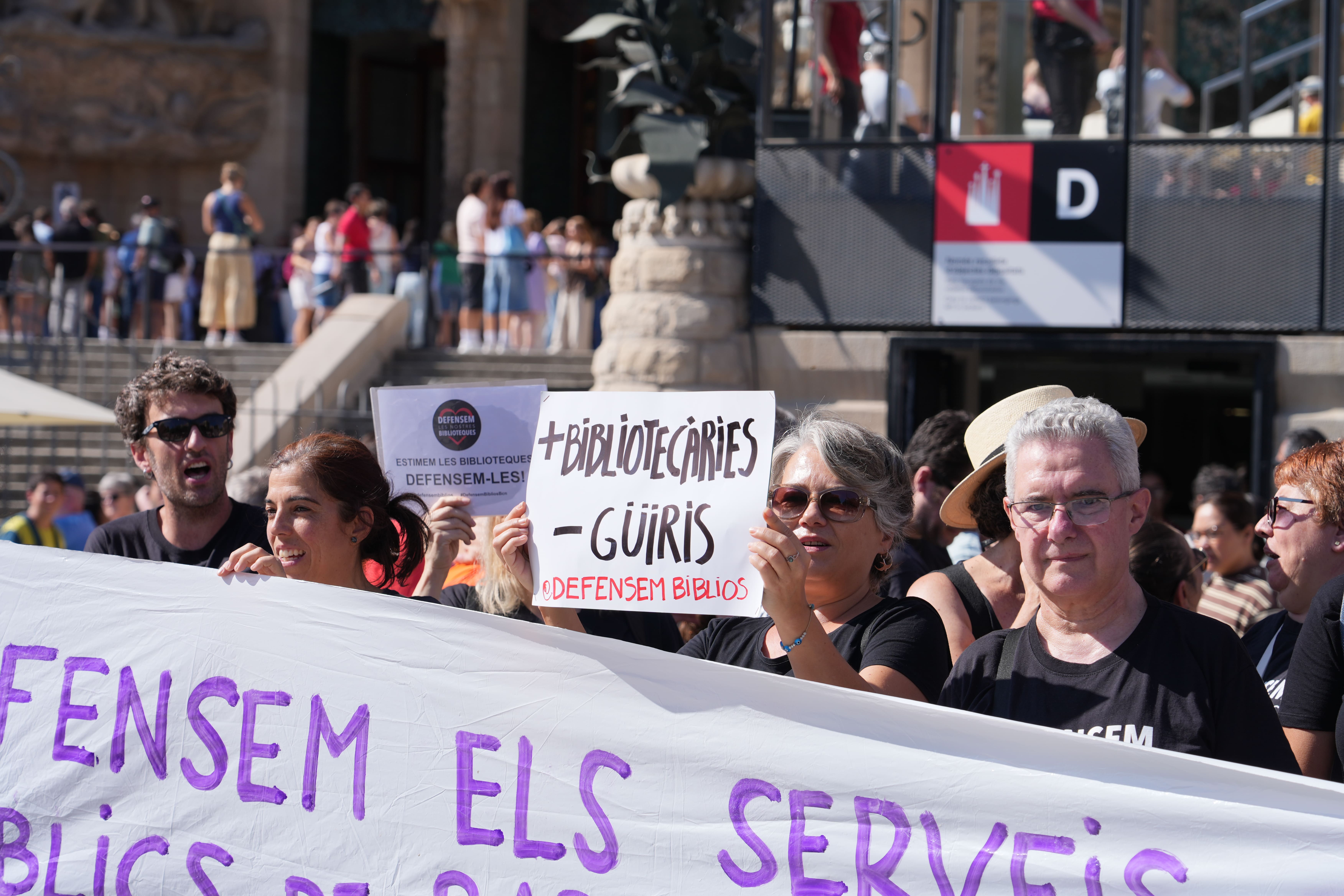 Els manifestants protestant davant de la Sagrada Família aquest dimarts | Alba Ibáñez (ACN)