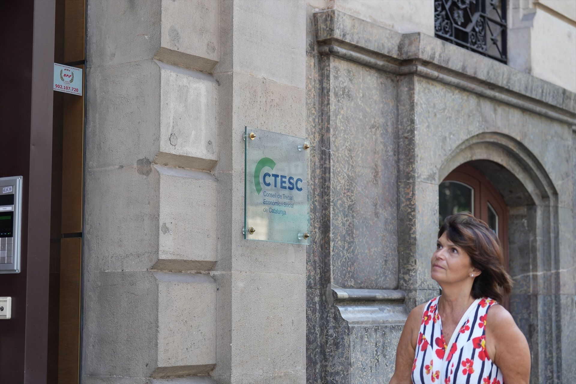 Una persona passa davant de la seu de Ctesc a Barcelona | David Zorrakino (Europa Press)