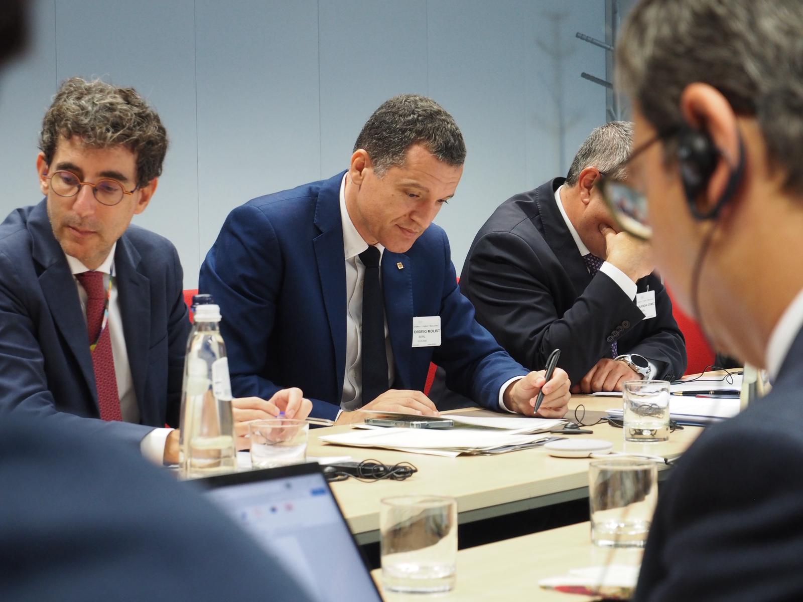 El conseller d'Agricultura, Ramaderia, Pesca i Alimentació, Òscar Ordeig, amb la directora general d'Agricultura de la Comissió Europea, Elisabeth Werner, i el comissari europeu de Pesca i Oceans, Costas Kadis | Govern