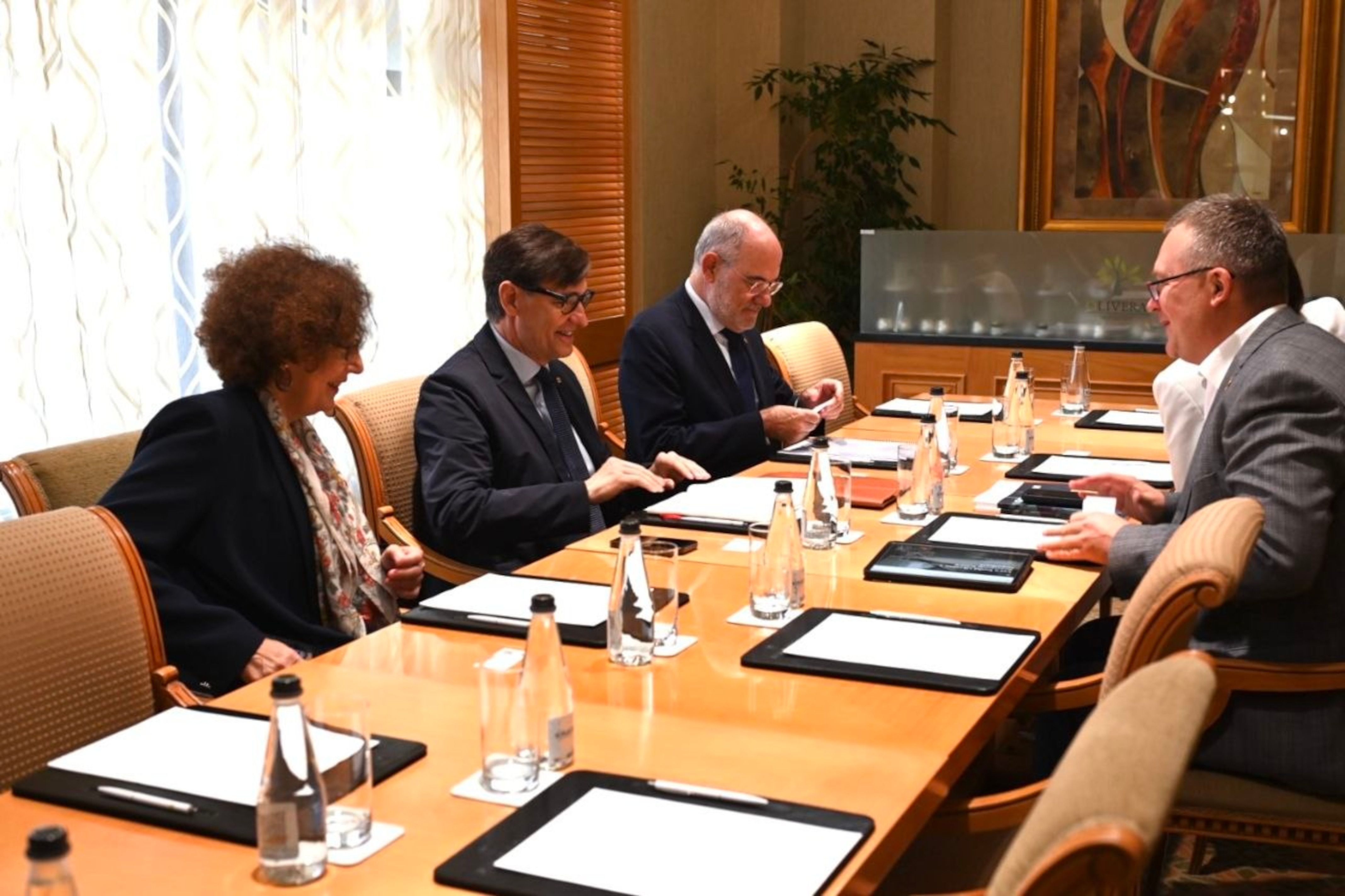 El president de la Generalitat, Salvador Illa, es reuneix amb el director general de la Federació d'Empresaris d'Ucraïna, Illichov Ruslan Volodymyrovych, i amb el director de Cooperació internacional econòmica d'aquesta entitat, Shevchenko Anastasia | Govern