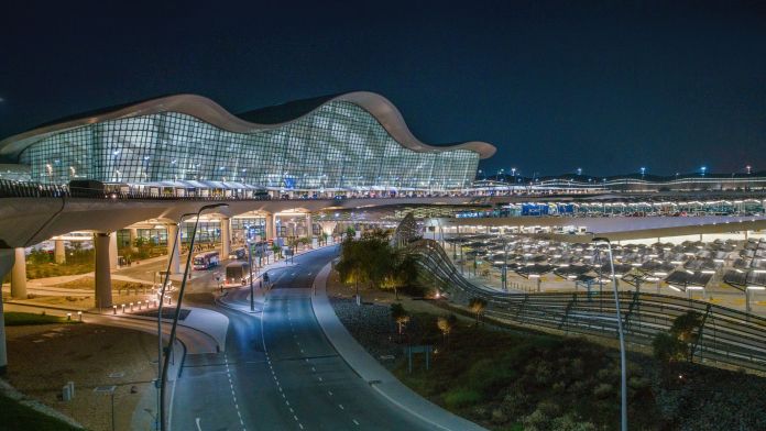 L'exterior de l'Aeroport Internacional d'Abu Dhabi | iStock L'exterior de l'Aeroport Internacional d'Abu Dhabi | iStock
