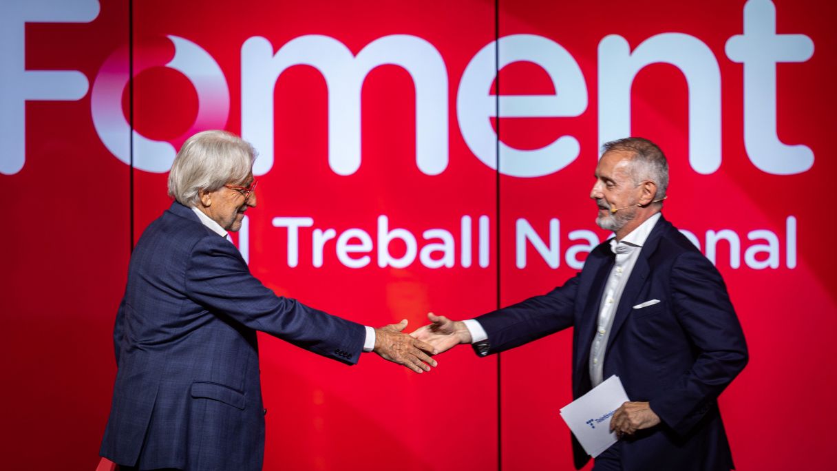 El president de Foment del Treball, Josep Sánchez Llibre, saluda el president executiu de Telefónica, Marc Murtra, a l'inici del col·loqui | Cedida per Foment del Treball El president de Foment del Treball, Josep Sánchez Llibre, saluda el president executiu de Telefónica, Marc Murtra, a l'inici del col·loqui | Cedida per Foment del Treball