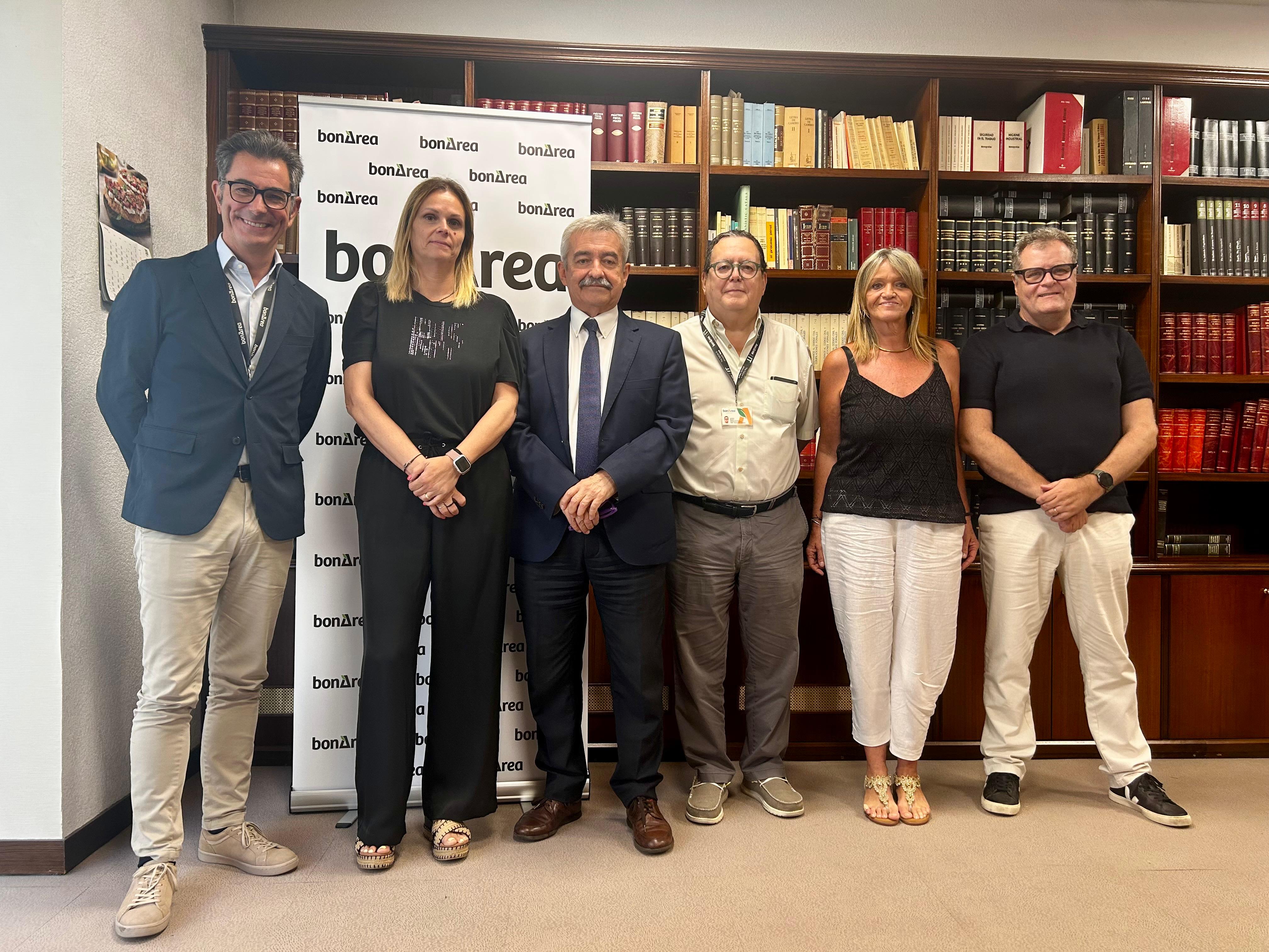 Representants de l’Agència Catalana del Consum i de bonÀrea durant la signatura d'adhesió al Sistema Arbitral de Consum | Cedida