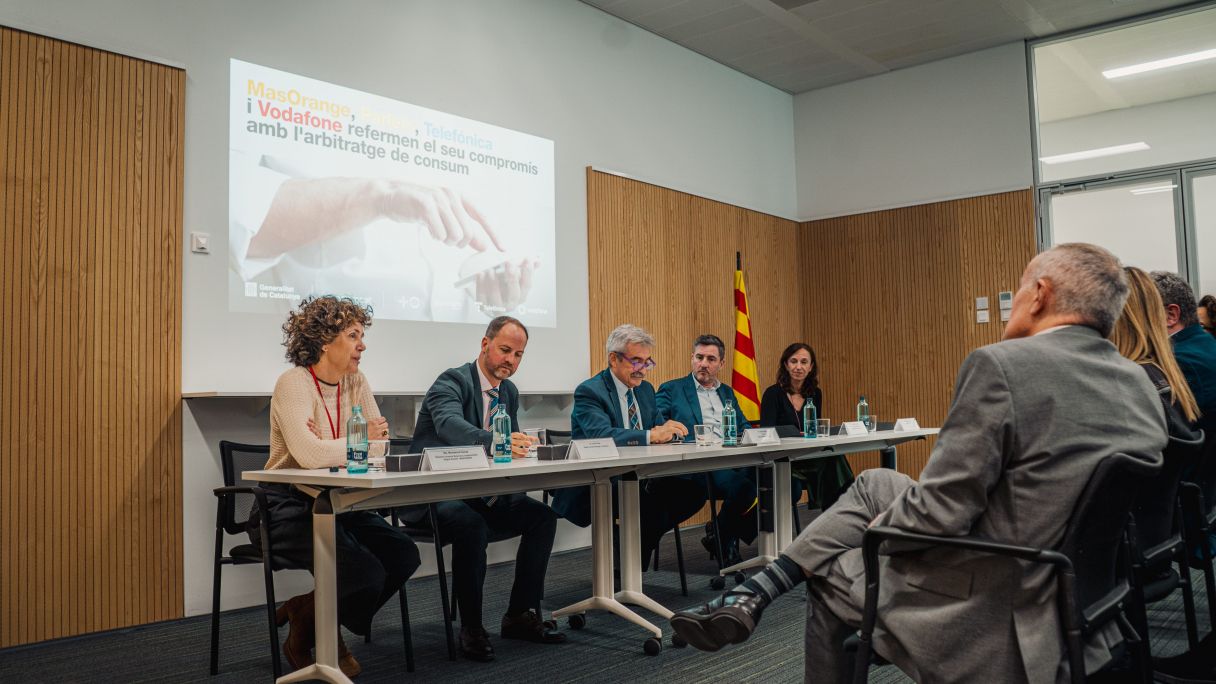 La directora territorial de relaciones institucionales de la región noreste en MasOrange, Montse Cereza, junto a Julià Vinué, mánager de innovación digital en Telefónica, e Isidor Garcia, director de la Agència Catalana de Consum | Cedida La directora territorial de relaciones institucionales de la región noreste en MasOrange, Montse Cereza, junto a Julià Vinué, mánager de innovación digital en Telefónica, e Isidor Garcia, director de la Agència Catalana de Consum | Cedida