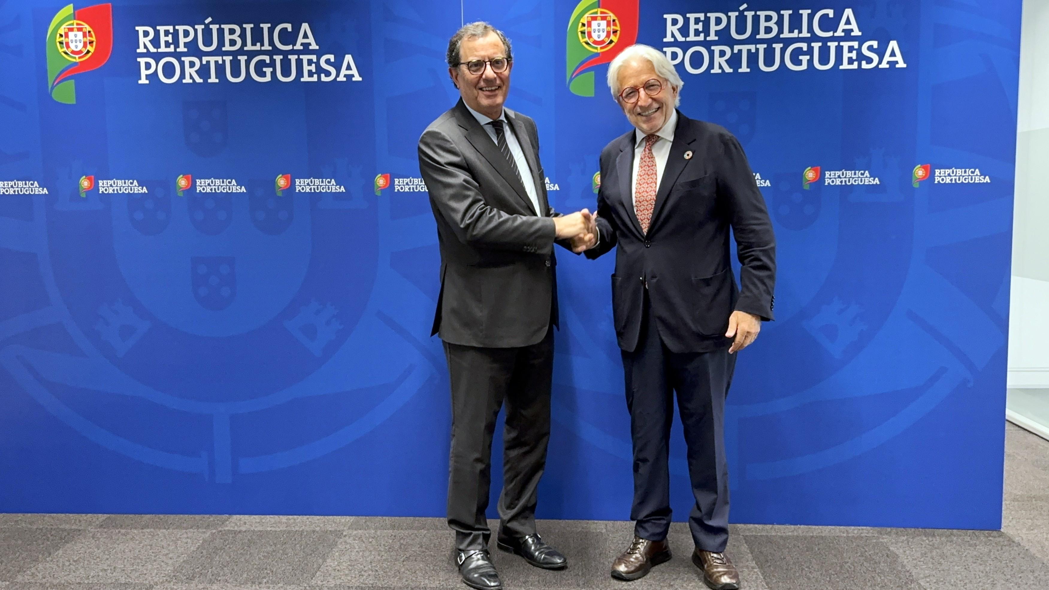 El ministre d'Economia de Portugal, Manuel Castro Almeida, estreny la mà del president de Foment del Treball, Josep Sánchez Llibre, durant la trobada de tots dos a Lisboa | Cedida