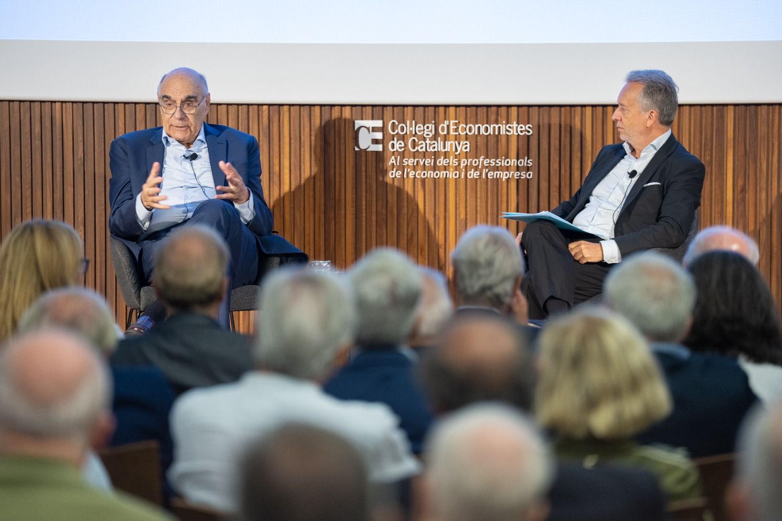El president de Saba Infraestructures, Salvador Alemany, dialoga durant la seva intervenció al Col·legi d'Economistes de Catalunya amb el degà de l'entitat, Carlos Puig de Travy | Cedida