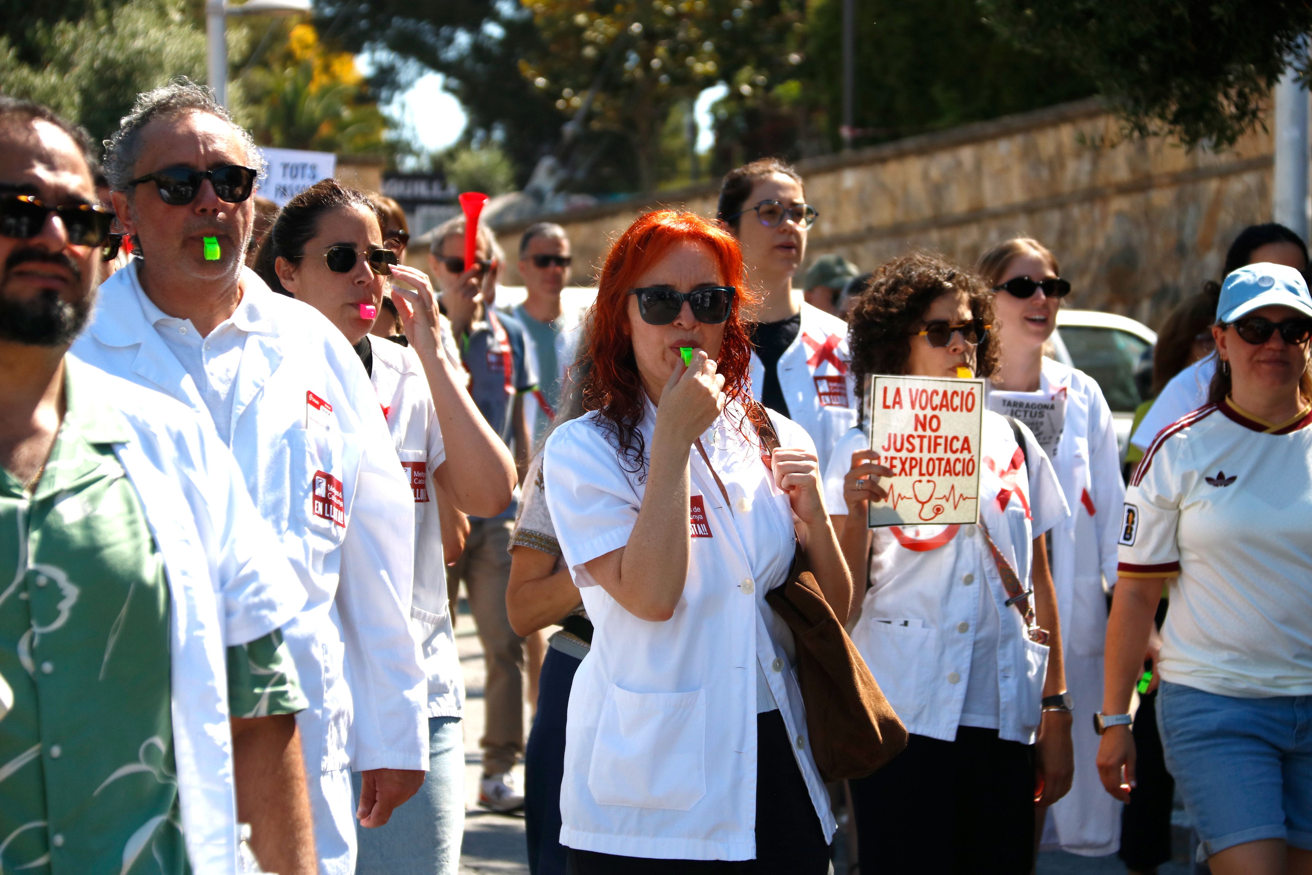 Diversos metges manifestant-se pels carrers de Tarragona el juny de 2026 | Arnau Martínez  (ACN)