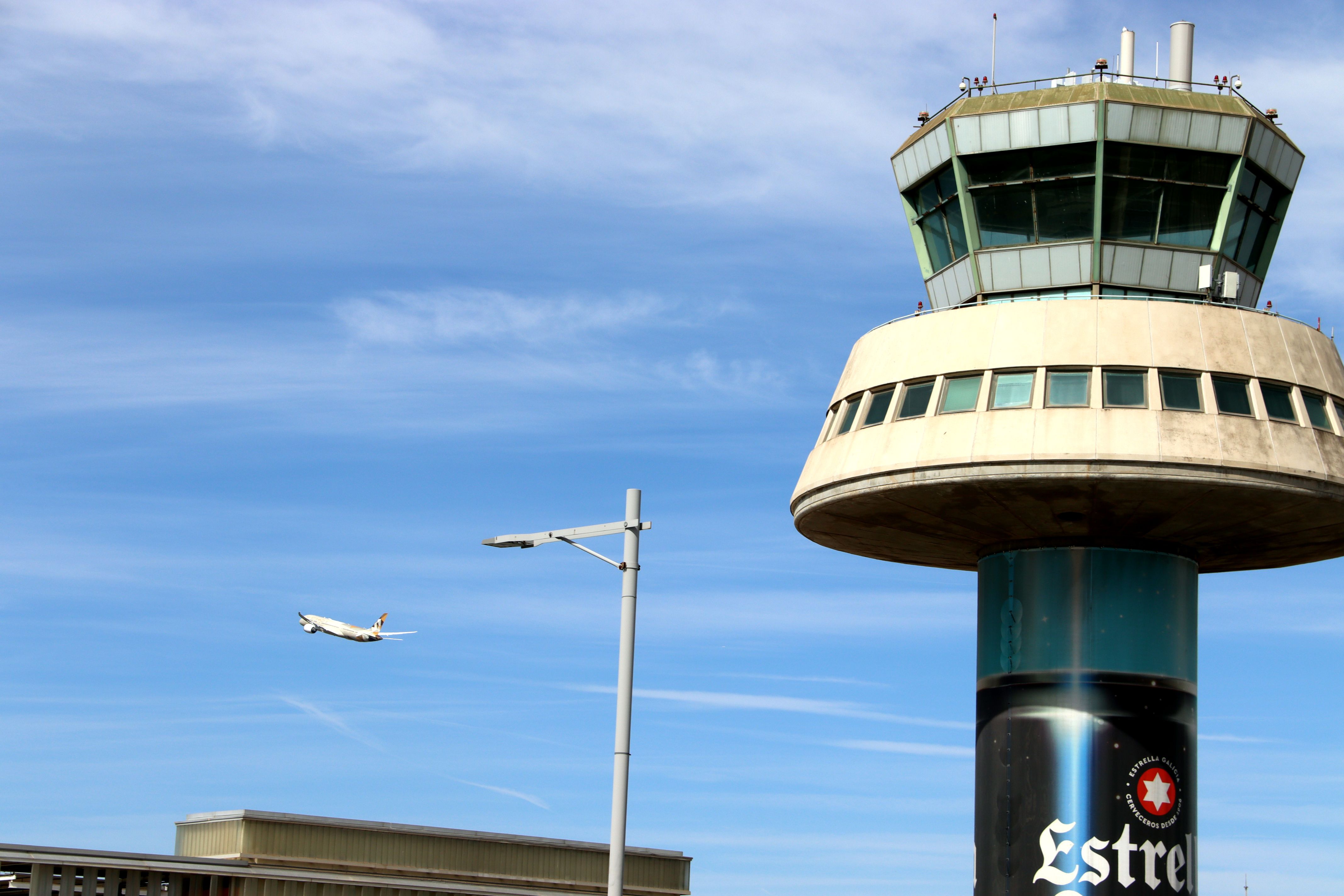 Un avió d'Etihad Airlines s'enlaira de l'Aeroport Josep Tarradellas Barcelona El Prat | Gerard Escaich Folch (ACN)
