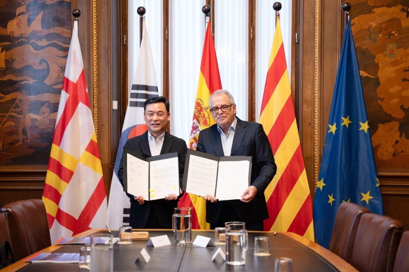 El vicealcalde de Seúl, Jeong Sang Hun, y el teniente de alcaldía de Economía, Vivienda, Hacienda y Turismo, Jordi Valls, tras la firma este lunes | Cedida
