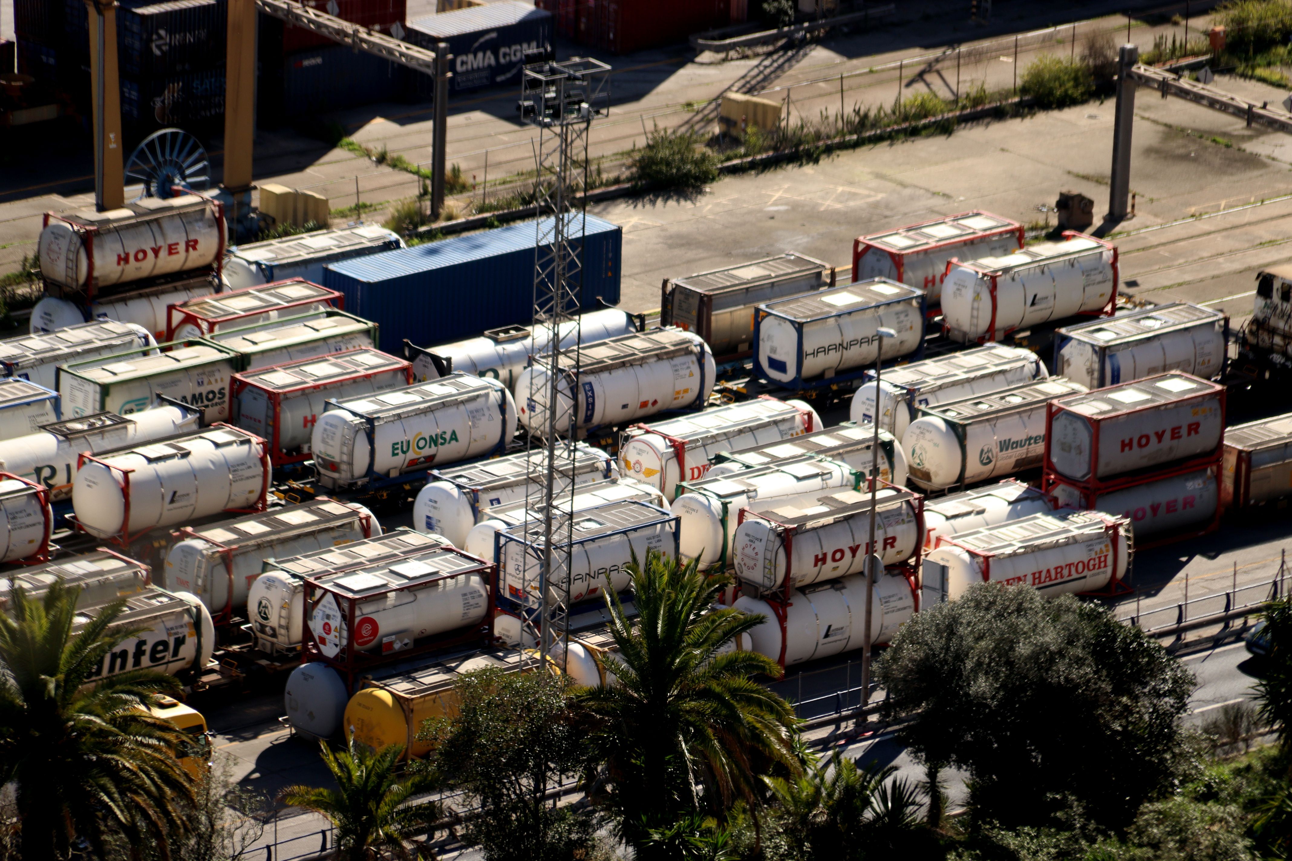 Diversos contenidors de líquids preparats en vagons de trens de mercaderies al Port de Barcelona | Gerard Escaich (ACN)