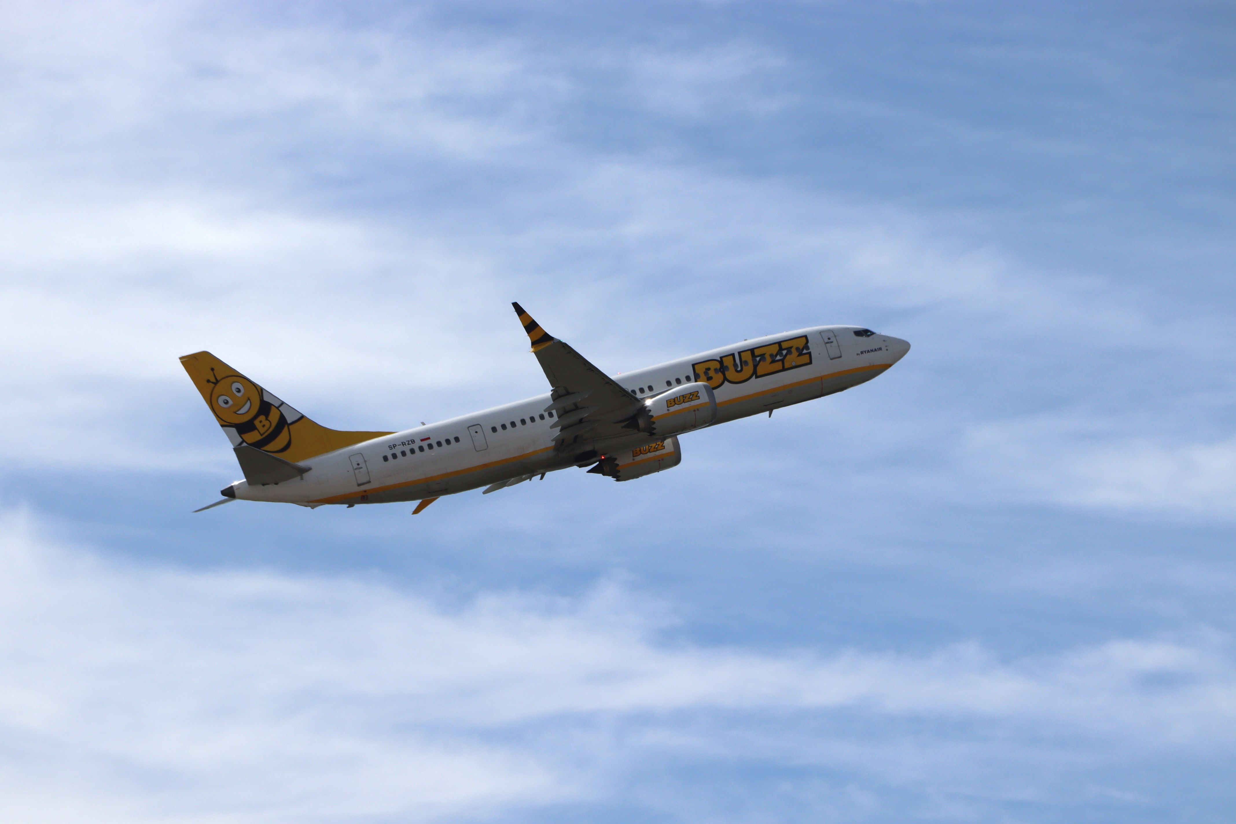 Un avió de Buzz Air s'enlaira de l'aeroport del Prat | Gerard Escaich (ACN)