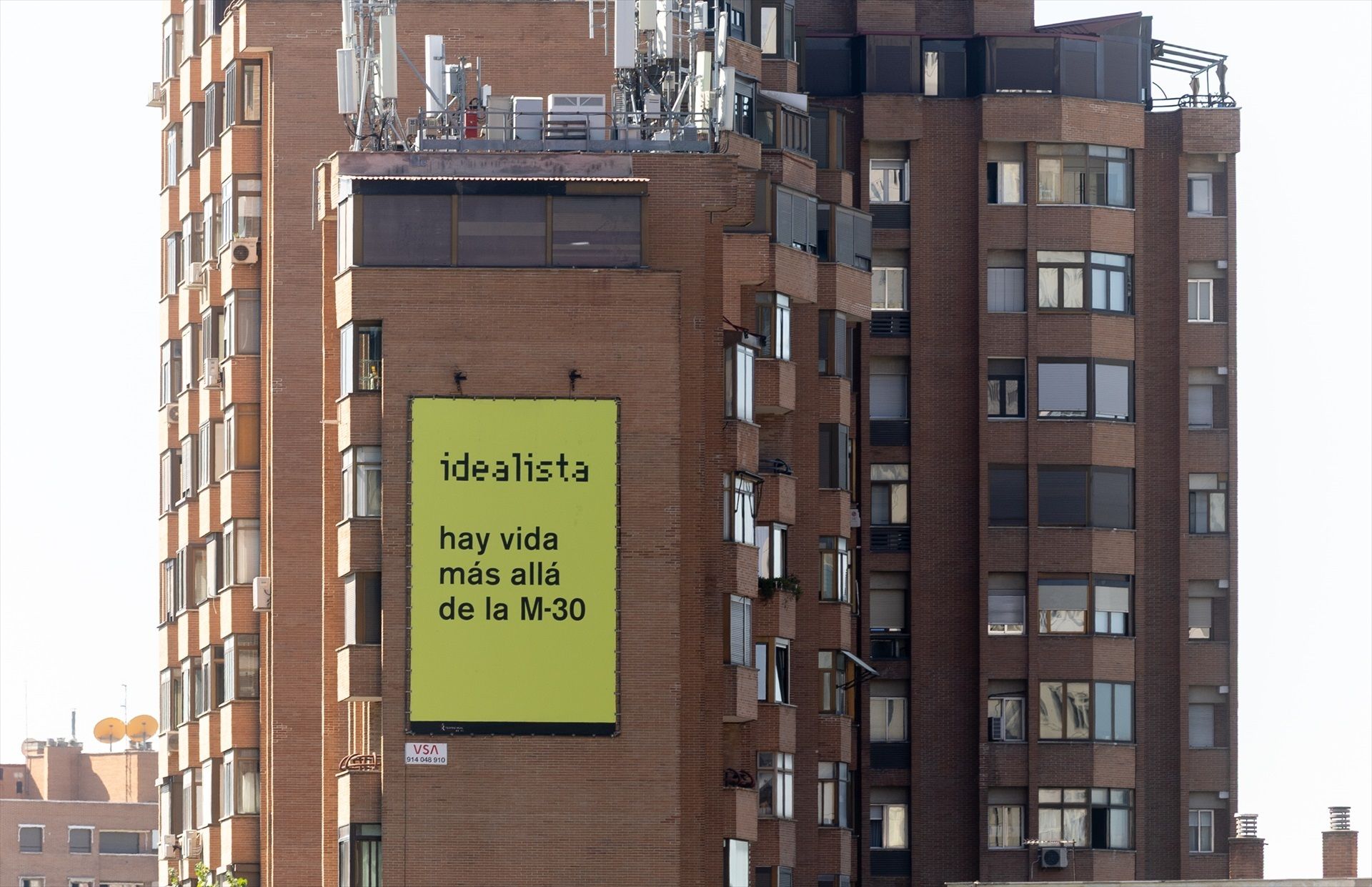 Panoràmica del cartell del portal d'habitatge 'Idealista' que penja de la façana d'un edifici davant de la M-30, el 13 de juliol de 2026, a Madrid | Eduardo Parra (Europa Press)