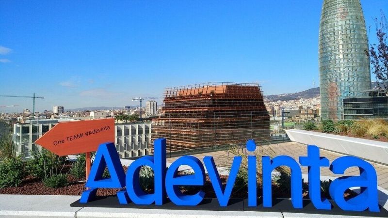 Un cartell d'Adevinta al costat de la Torre Glòries de Barcelona | Cedida