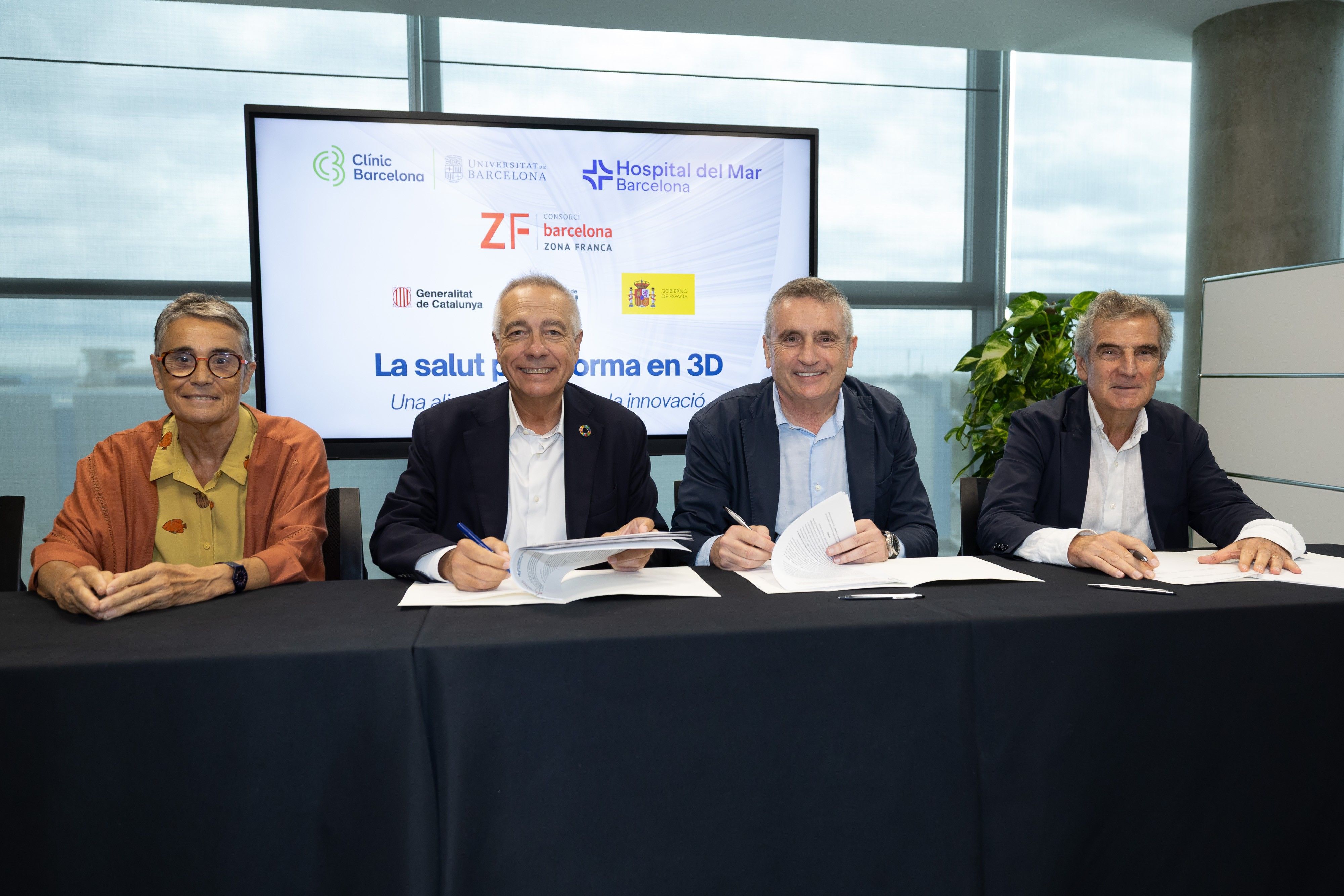 Olga Pané (consellera de Salut), Pere Navarro (CZFB), Jaume Raventós (Hospital del Mar) i Josep Maria Campistol (Hospital Clínic), durant la signatura del conveni | Cedida