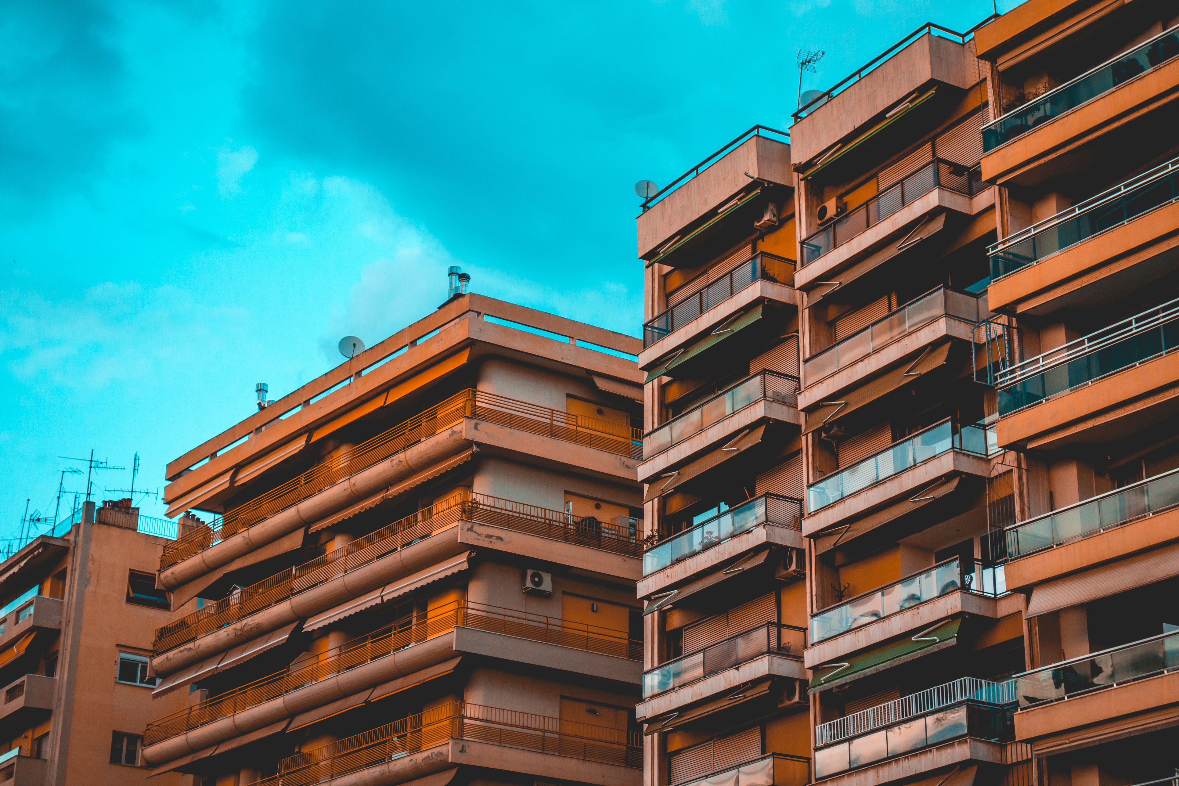 Un bloque de varios pisos sobre un fondo nublado | Terroa (iStock)