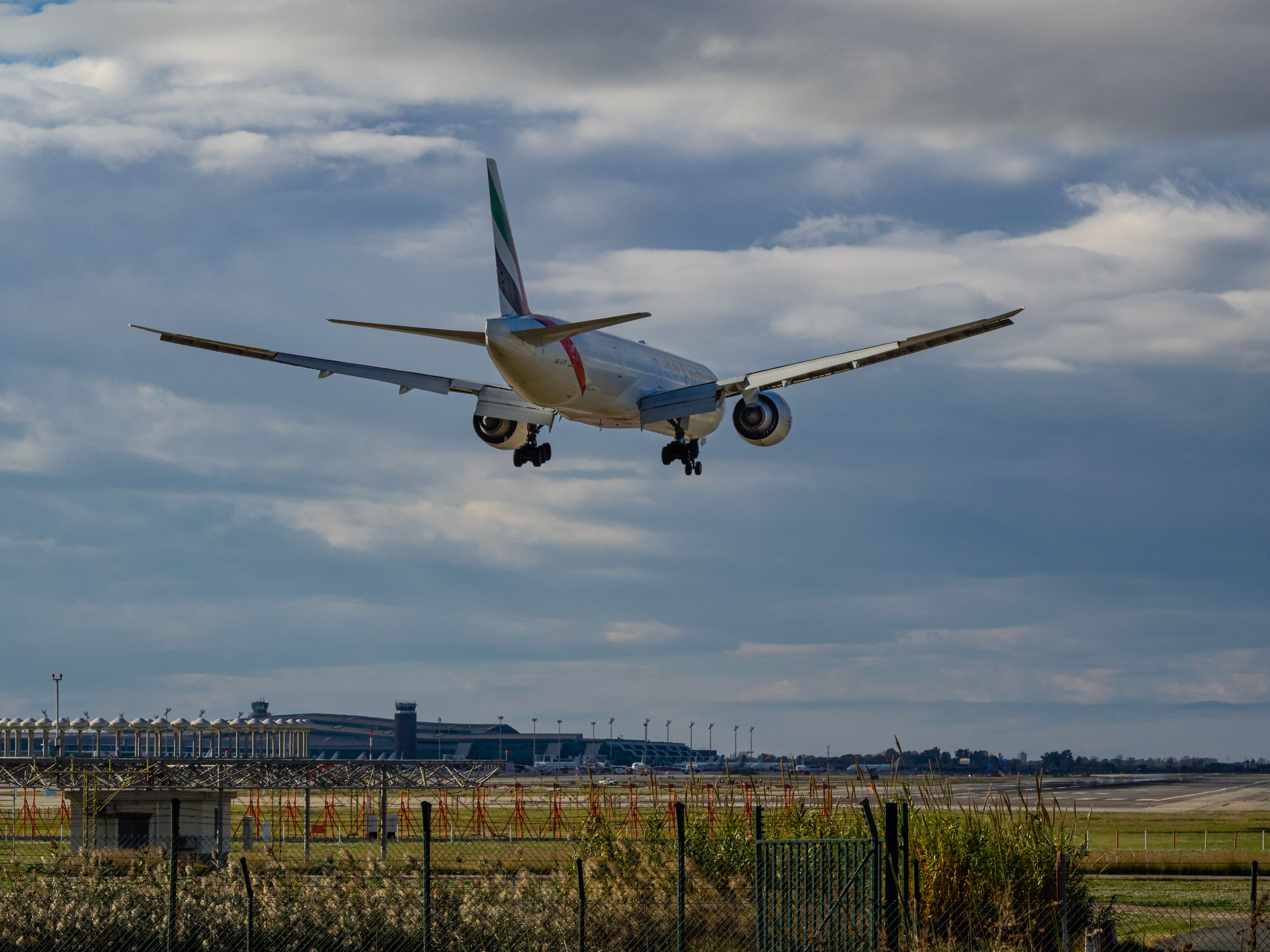 Un avión aterriza en la primera pista del aeropuerto del Prat | iStock