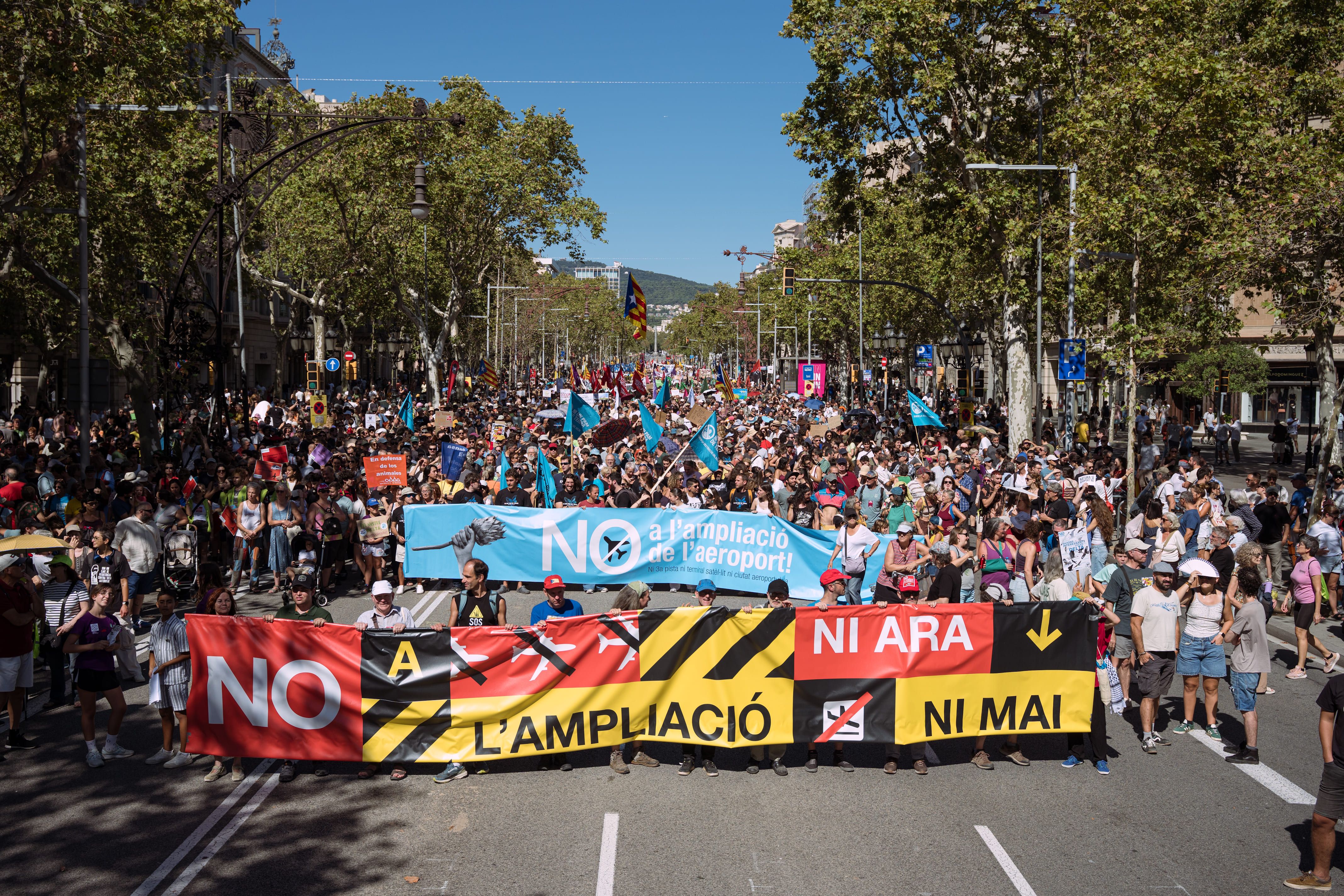 Manifestació contra l'ampliació de l'aeroport al centre de Barcelona | Marc Font (ACN) Manifestació contra l'ampliació de l'aeroport al centre de Barcelona | Marc Font (ACN)