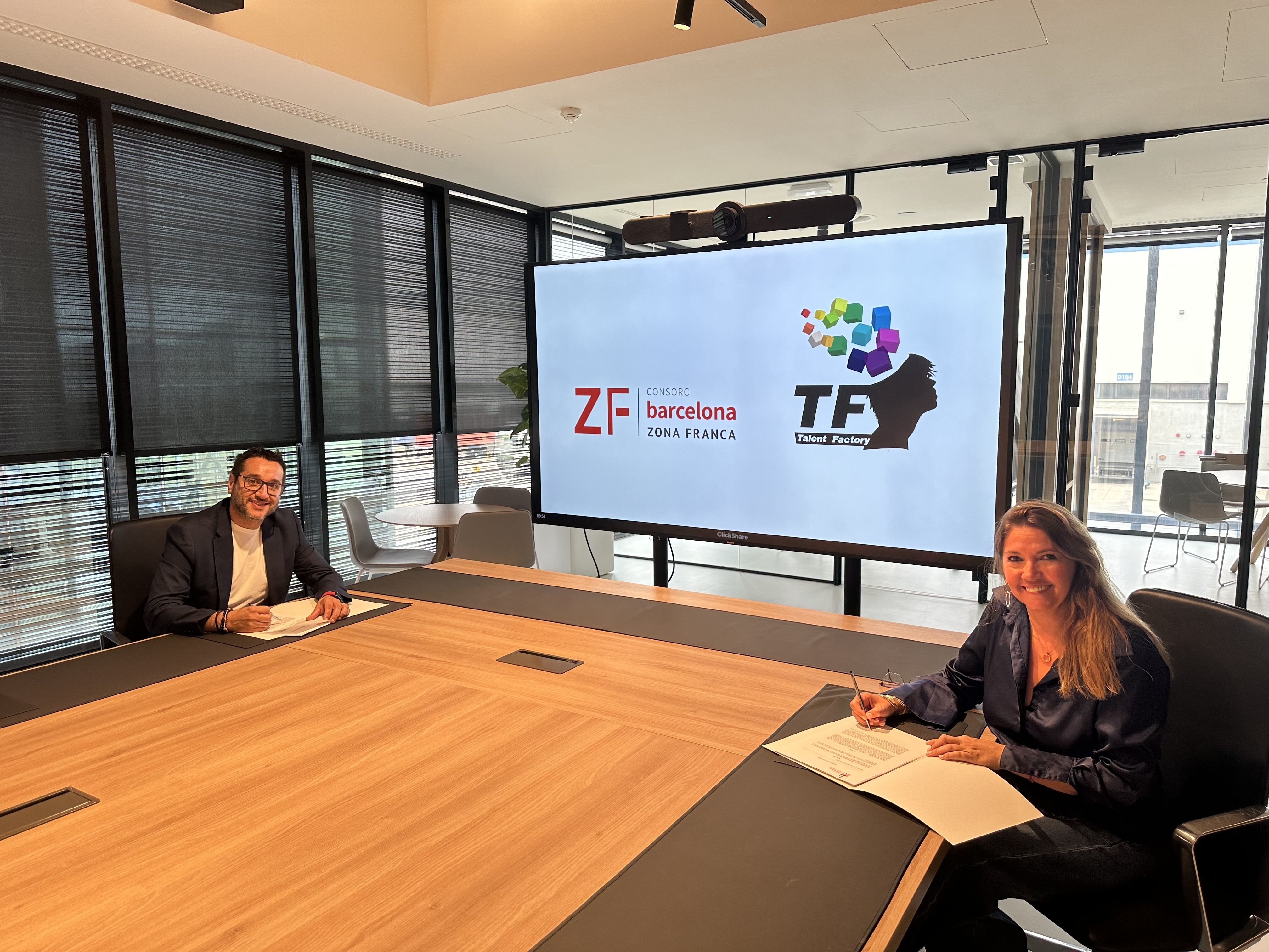 La directora general del Consorci de la Zona Franca de Barcelona, Blanca Sorigué, i el director de Talent Factory, Juan Castilla | Europa Press